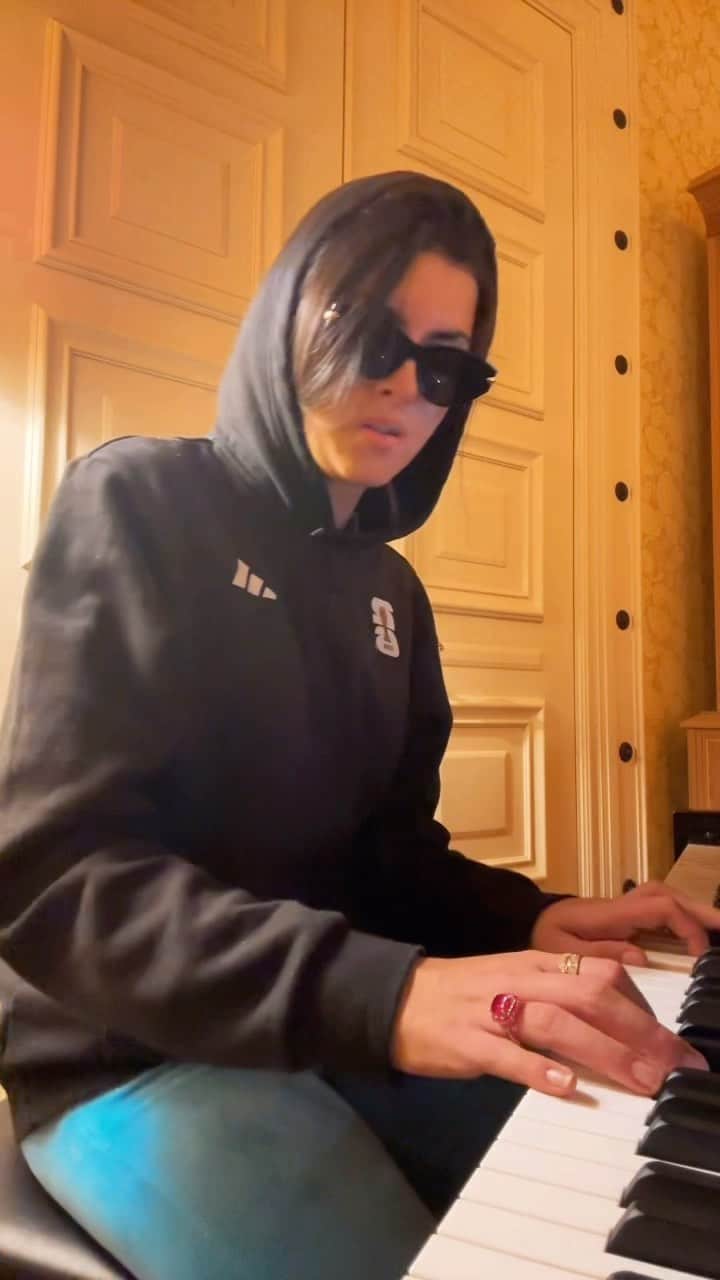 アンジェリーナ・ジョーダンのインスタグラム：「Walking away @craigdavid #fyp #music #rendition #viral」