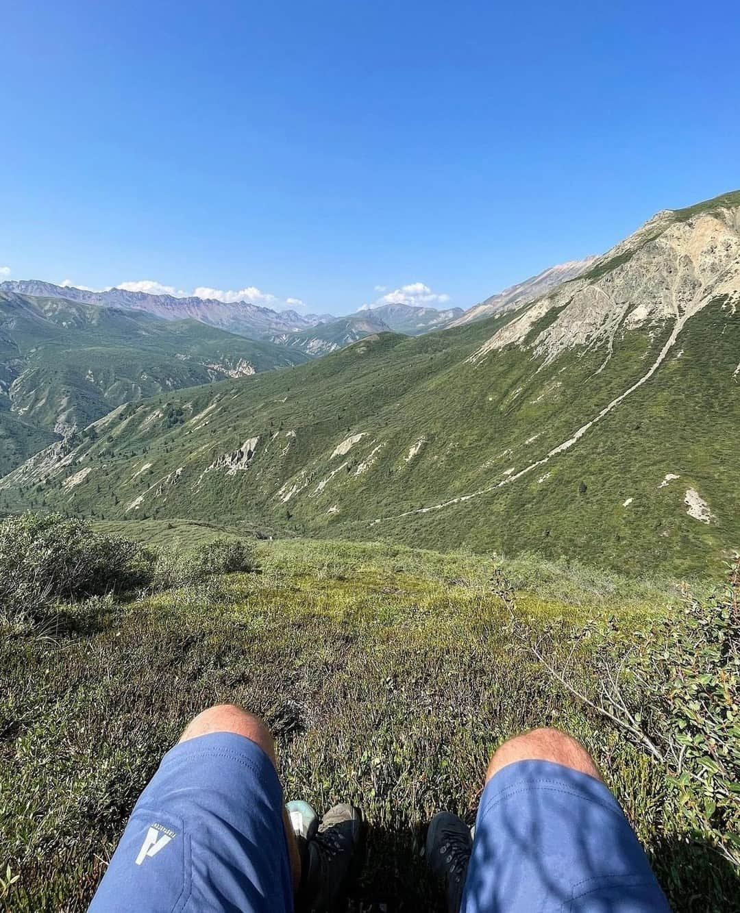 エディー・バウアーさんのインスタグラム写真 - (エディー・バウアーInstagram)「What's your preferred view - cliffside or lakeside? ⁠ ⁠ 📸: @outandacross in the Guide Pro Shorts. #LiveYourAdventure」8月25日 3時01分 - eddiebauer