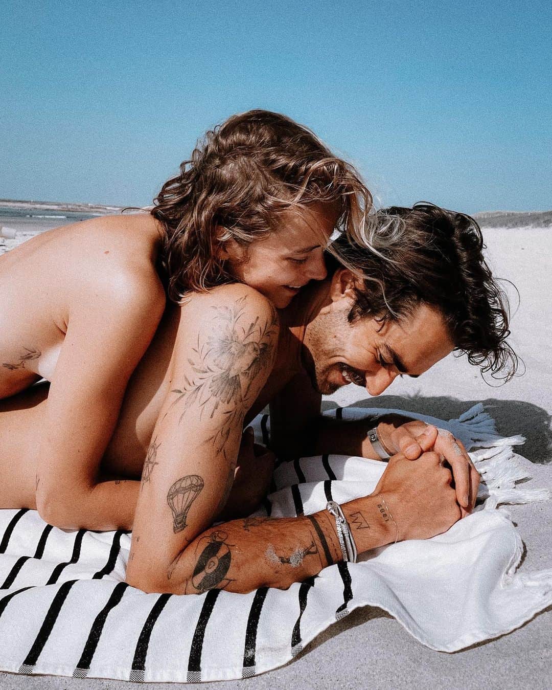 NICOLAS SIMOESのインスタグラム：「l’amour à la plage 🌞🤍」