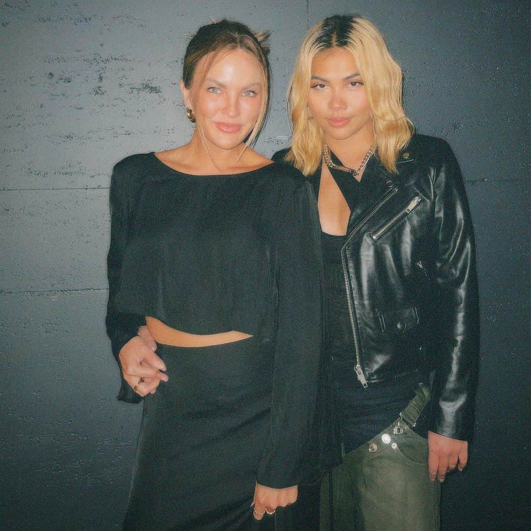 ヘイリー・キヨコのインスタグラム：「🖤」