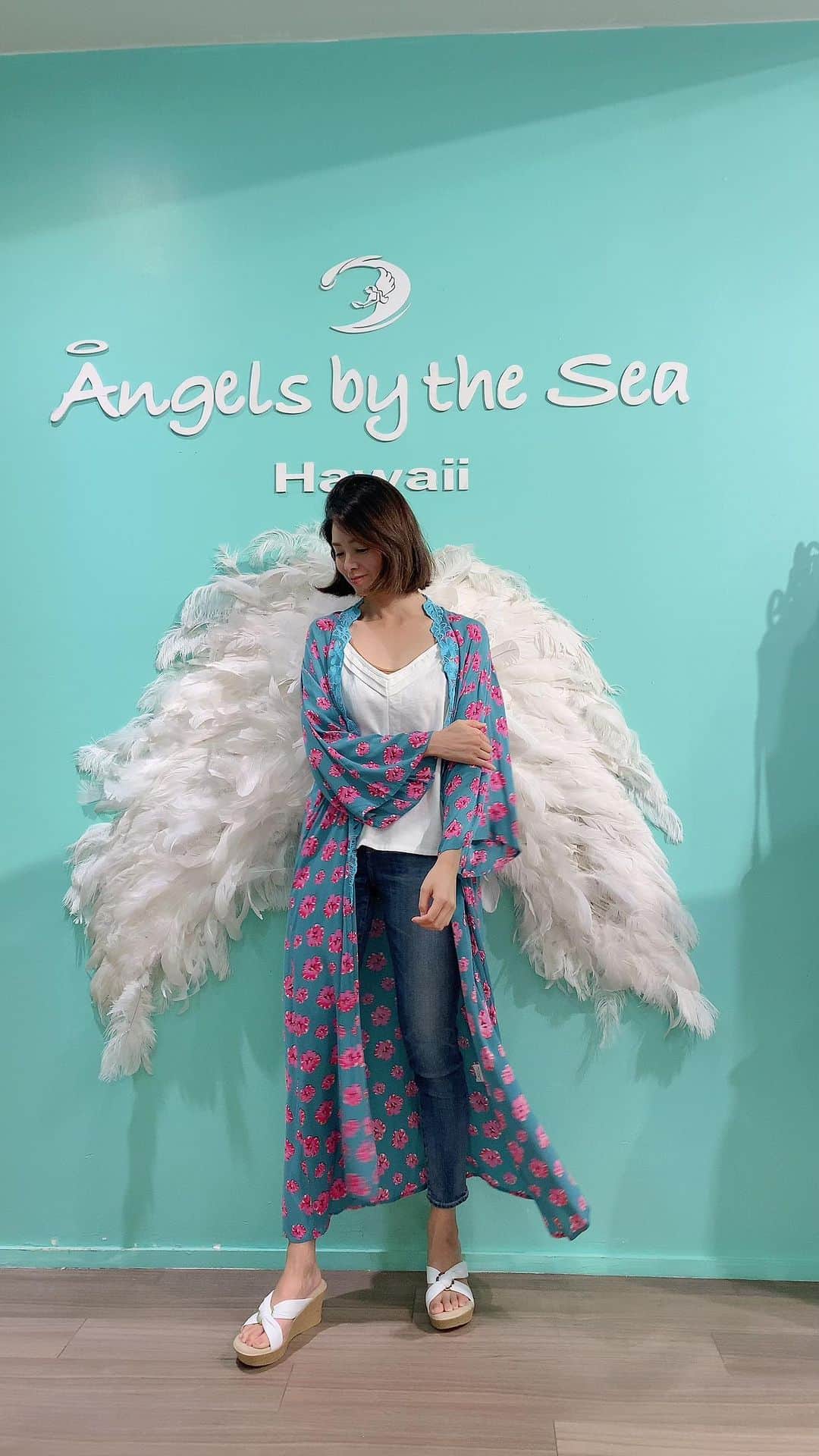 Angels By The Sea Hawaii Waikiki Based Boutiques ?Original clothing designed のインスタグラム：「Lanai Hibiscus Jacket @angelsbythesea  ピンクと水色のコントラストが美しく ハイビスカスが目を引く着物スタイルのジャケット Kimono style jacket with beautiful hibiscus flowers print with great contrast in pink and blue.   👗 Lanai Hibiscus Jacket from @angelsbythesea  📸 @mayumi_hawaii @angelsbythesea   @angelsbythesea has been Hawaii’s resort fashion brand based in Honolulu, Hawaii, since 2010. Please visit our online store 🌺www.angelsbytheseahawaii.com Owner Designer Nina Thai (Miss Waikiki) @nina_bythesea (日本語勉強中📚🙇🏻‍♀️) Please feel free to tag your pic for a chance to be featured!  ハワイのリゾートファッション、 エンジェルズバイザシー はミスワイキキである Nina Thai によって作られたハワイオリジナルファッションブランドです🌴日本語ウェブサイトはこちら www.angelsbytheseahawaii.jp  ハワイやリゾートファッションが好きな人は是非私達のアカウントをフォローして下さい🙌また私達の商品をポストする際にタグ付けしていただいたら私達からリポストされるチャンスがあります  #angelsbytheseahawaii #angelsbythesea #resortwearw #hawaii #waikiki  #ハワイ #ワイキキ #カイルア #ラニカイビーチ #シンプルコーデ #エンジェルズバイザシーハワイ #エンジェルズバイザシー #リゾートファッション #ハワイ限定 #하와이스냅 #하와이허니문스냅」