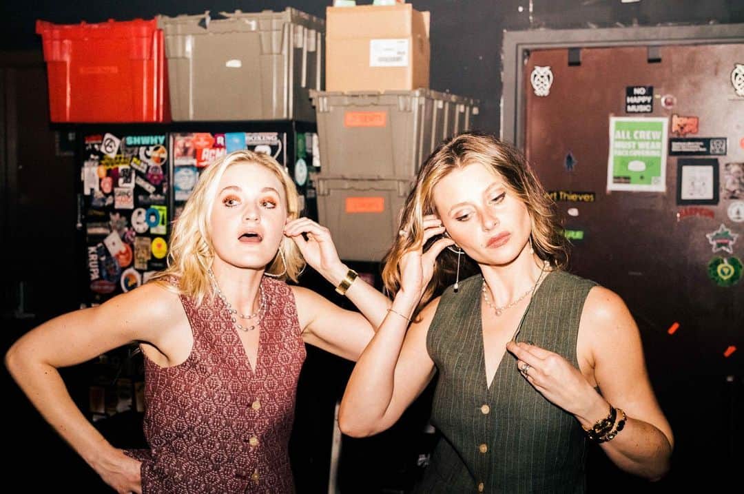 のインスタグラム：「For those of you in the Sanctuary club, volume 3 and 4 have landed this week and they are 🔥」