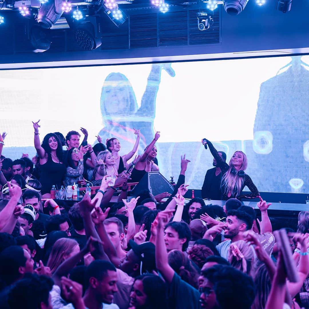 BROOKE EVERSのインスタグラム：「Back at it this Saturday! DALLAS- LEGGO!!!!!!! @happiesthourdal @skamartist」