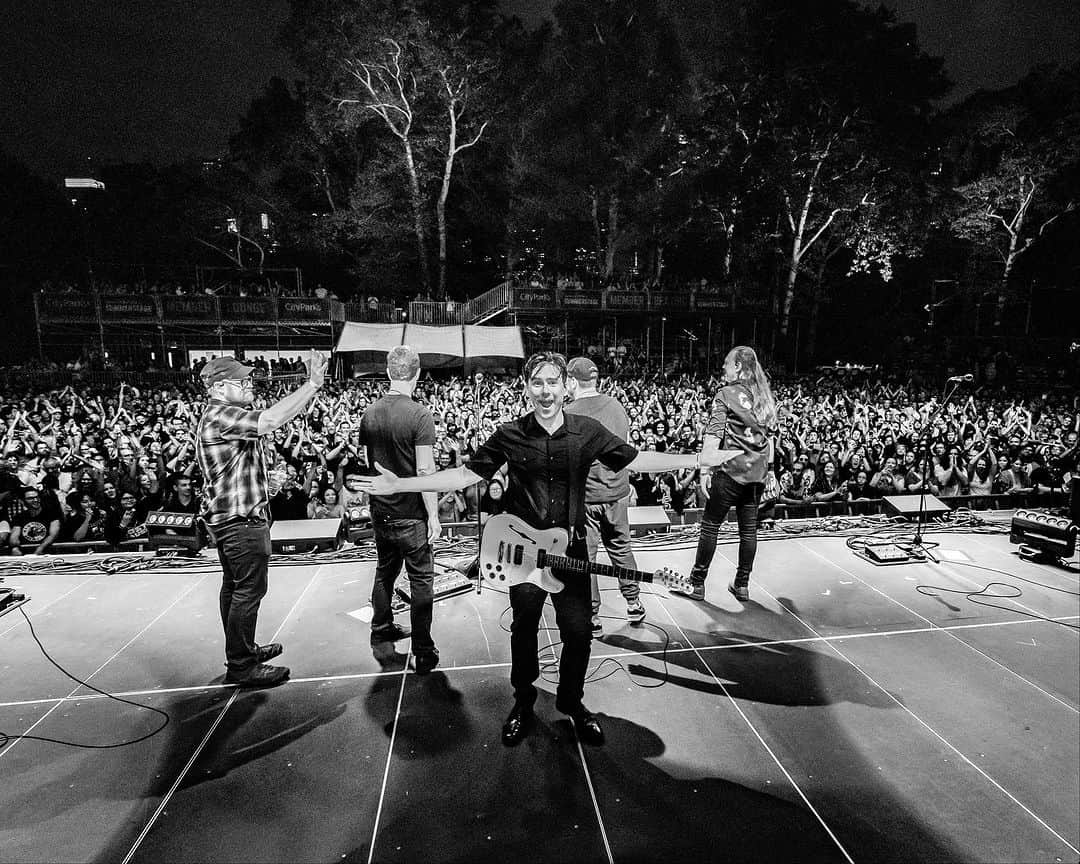 Jimmy Eat Worldのインスタグラム：「Thank you NYC 🤘 Boston, we’ll see you tonight!   5:30pm Doors Open 7:00pm @middlekidsmusic  8:00pm @manchesterorchestra  9:40pm #JimmyEatWorld   Photos by @eddie24d」