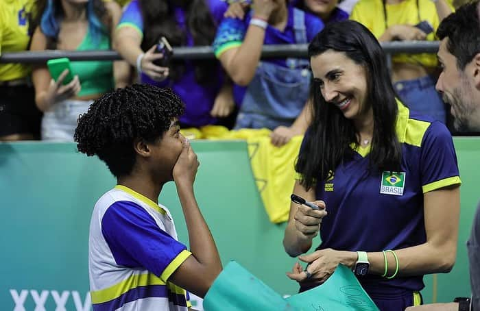 シェイラ・カストロさんのインスタグラム写真 - (シェイラ・カストロInstagram)「Recife! Muito obrigada por tanto carinho e amor que recebemos! Foi tudo incrível do primeiro ao último dia! 💛💚💙  Que alegria comemorar a conquista de mais um Sul-Americano! Seleção Brasileira campeã invicta e sem nenhum set perdido! 🏆」8月25日 3時18分 - sheillacastro