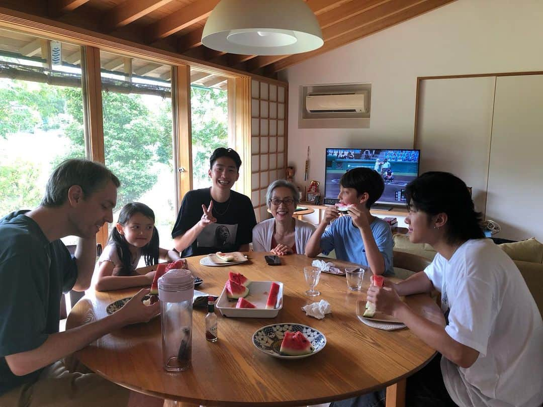 日登美さんのインスタグラム写真 - (日登美Instagram)「Summer holiday memories.  日本の家族と過ごす夏休み。 気づけば八年ぶりに兄妹 揃った今年。 何十年も変わらない実家の田舎 スイカに甲子園 お盆のお墓掃除 いとこと雑魚寝する夜 母屋に水田 夜の花火 私が子供の頃から変わらずある 夏休みの風景。 全てが愛おしい夏。 今もこうして紡げていることに 心からありがとう🙏」8月25日 3時22分 - hitomihigashi_b