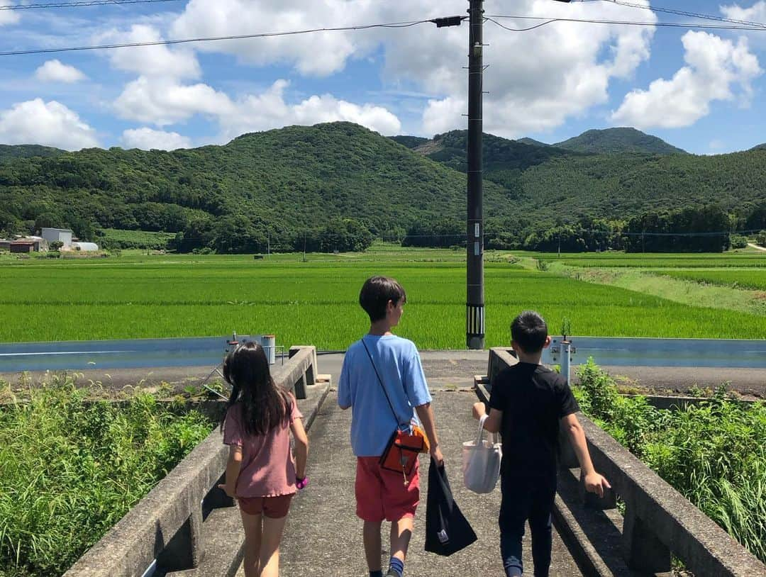 日登美さんのインスタグラム写真 - (日登美Instagram)「Summer holiday memories.  日本の家族と過ごす夏休み。 気づけば八年ぶりに兄妹 揃った今年。 何十年も変わらない実家の田舎 スイカに甲子園 お盆のお墓掃除 いとこと雑魚寝する夜 母屋に水田 夜の花火 私が子供の頃から変わらずある 夏休みの風景。 全てが愛おしい夏。 今もこうして紡げていることに 心からありがとう🙏」8月25日 3時22分 - hitomihigashi_b