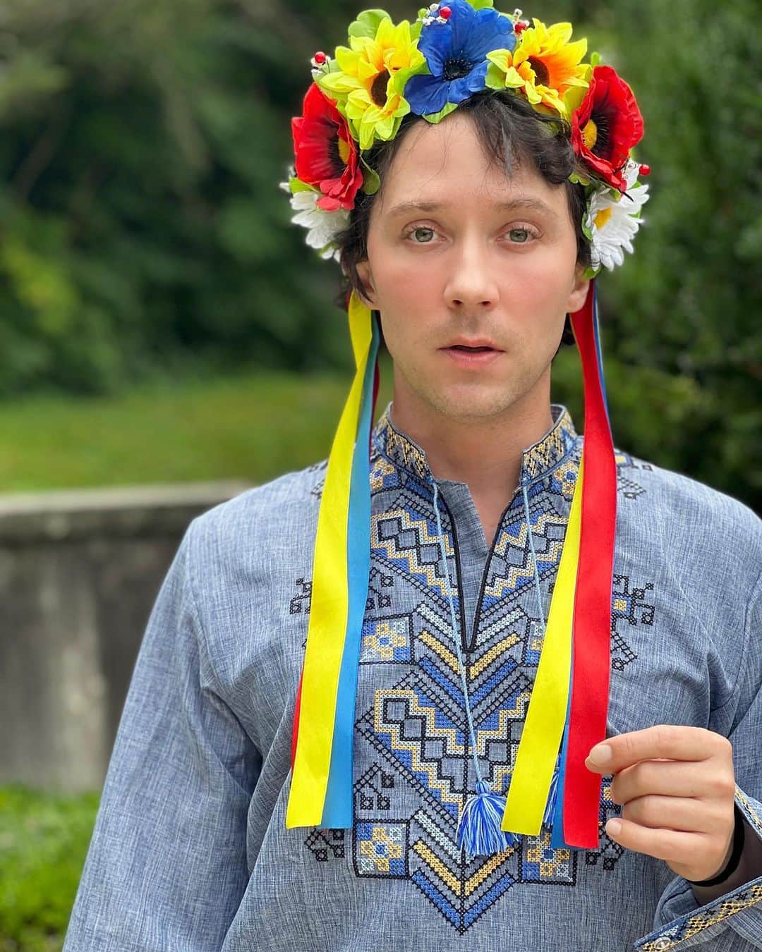 ジョニー・ウィアーのインスタグラム：「🇺🇦💙💛З Днем Незалежності України! Happy Independence Day Ukraine! I pray for Ukraine every day and I hope that by the next Independence Day, you can also celebrate peace. з любов'ю з Америки.  Дякую @ms_nastya.arkhypova за мою вишиванку і корону!  #ukraine #supportukraine #зднемнезалежностіукраїни #україна」