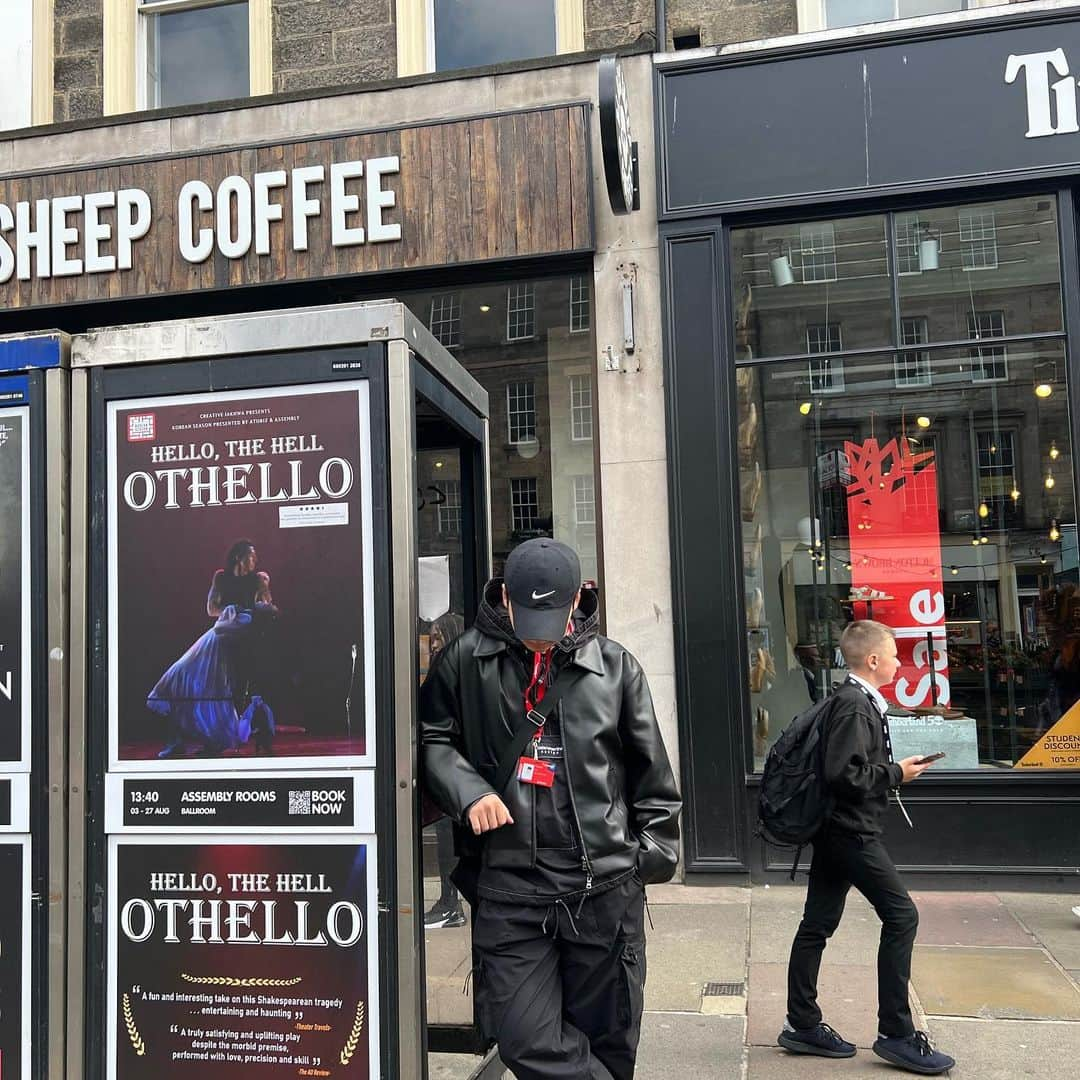 バロ さんのインスタグラム写真 - (バロ Instagram)「Hello, The hell: Othello 🇬🇧🇰🇷  너무 행복하게 공연하고 있습니다.  #edinburgh #fringefestival #assembly #assemblyrooms」8月25日 3時32分 - baroganatanatda