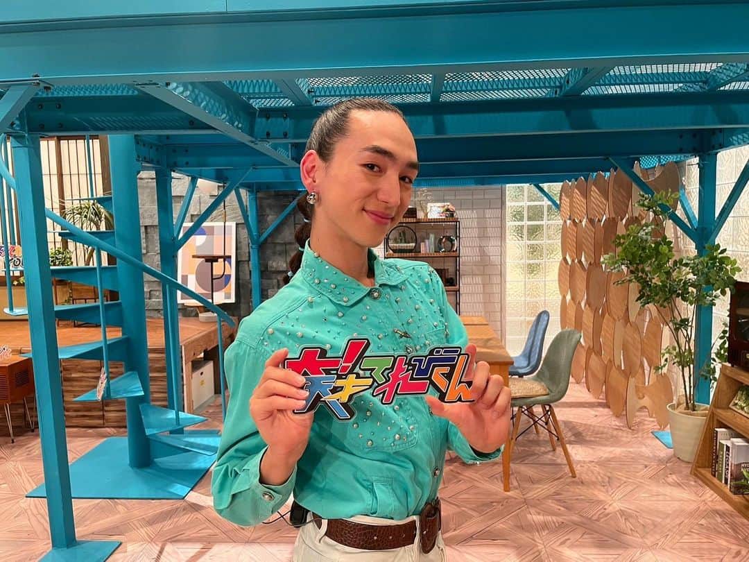 ソーズビー航洋のインスタグラム：「Eテレ『オトナの天てれ』 8月25日（金）午後7:25 〜 午後7:55 （再放送: 26日（土）午前9:30 〜 午前10:00）  天てれを卒業して早10年 その後はビットワールド（Eテレ）、子ども電話相談室（ラジオ）、舞台、バレエ、アメリカ、民放、美大...随分と色々やってきた僕だから話せることをそのまま話しました。 天てれ30周年おめでとう！！  【司会】木村昴 【ゲスト】前田公輝，中田あすみ，ソーズビー・キャメロン，イワクラ，はっとり，長谷川あかり，平田真優香，栗山祐哉， 【語り】飯田里穂  衣装は去年ニューヨークでの旅行で出会ったひなこちゃん @hinako.fashionkid にお願いしました✨ スタジオセットなども見て、相談し合って、ブルックリンの古着を遥々お送りいただきました🇺🇸🦪❤️」