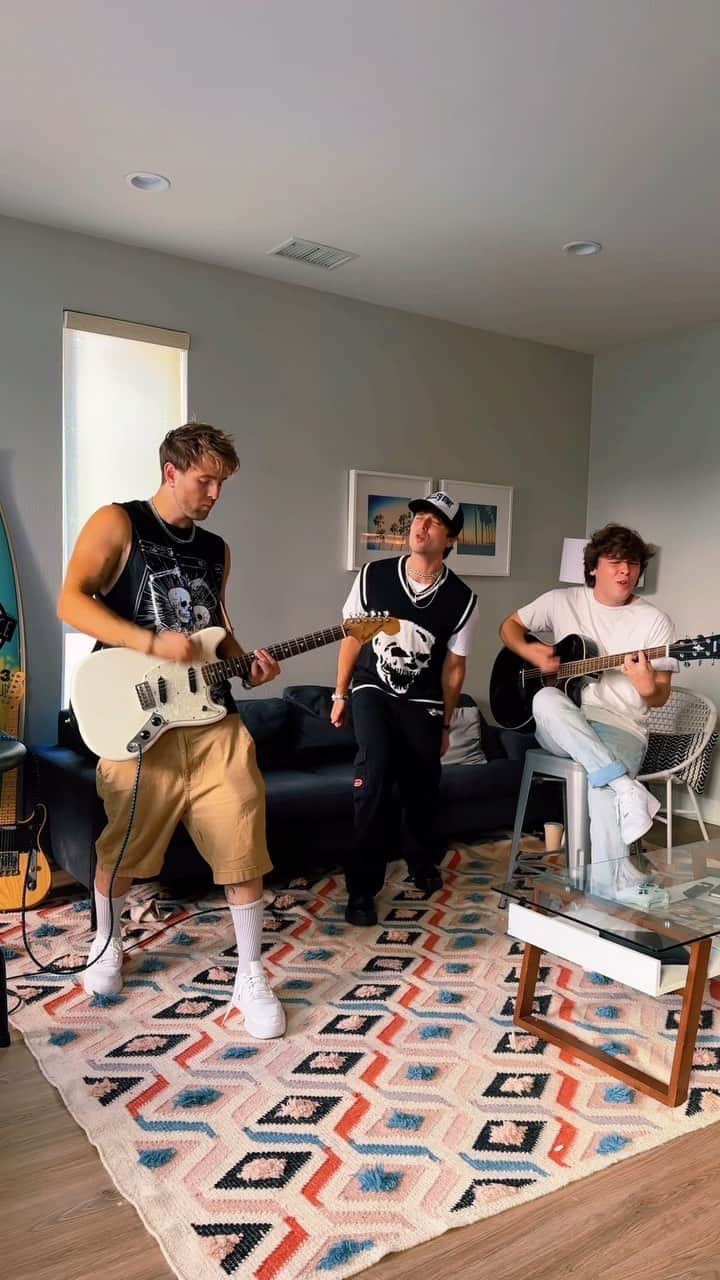 のインスタグラム：「Should we play this song on tour? What other covers should we play?   Tour starts in one month! Tickets at Emblem3.com/tour」