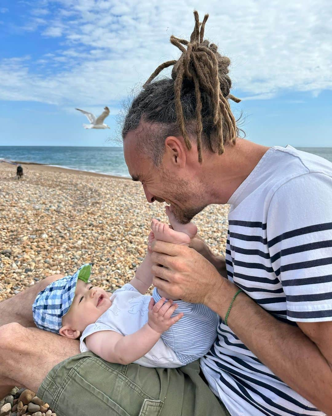 ルイス・コールさんのインスタグラム写真 - (ルイス・コールInstagram)「Summer by the sea 🌊  1. I’ll never get over how confident we both are now feeding on the go. This has to be one of the top locations so far 😍 2. I took my first ‘day off’ yesterday. I spent the day tanning in the sunshine, reading a book and listening to music. Louis brought me Neo halfway through for a feed but besides that, I was off mom-duty for the first time in 4 months and it was so nice! ☀️ 3. These two visiting me halfway was definitely a highlight though 😍  4. That face 🥹 5. First time feeling the sea! I thought he’d cry as soon as he felt the cold water but he loved it! 6. 4 months going on 17 😂 7. You know how everyone says that moms take really cute photos of babies with the dads while dads never seem to do the same? It’s true 🙈 8. Salty and happy 🌊 9. Trying to make time do more things that refill my cup. Reading in the sunshine is definitely one of those things 👌」8月25日 3時41分 - rayawashere