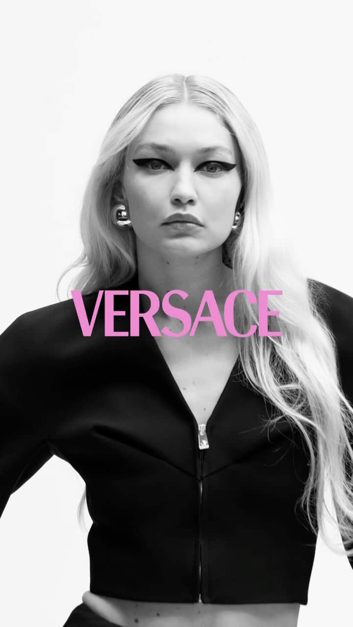ドナテラ・ヴェルサーチのインスタグラム：「Versace Fall/Winter 23 🖤 @versace」