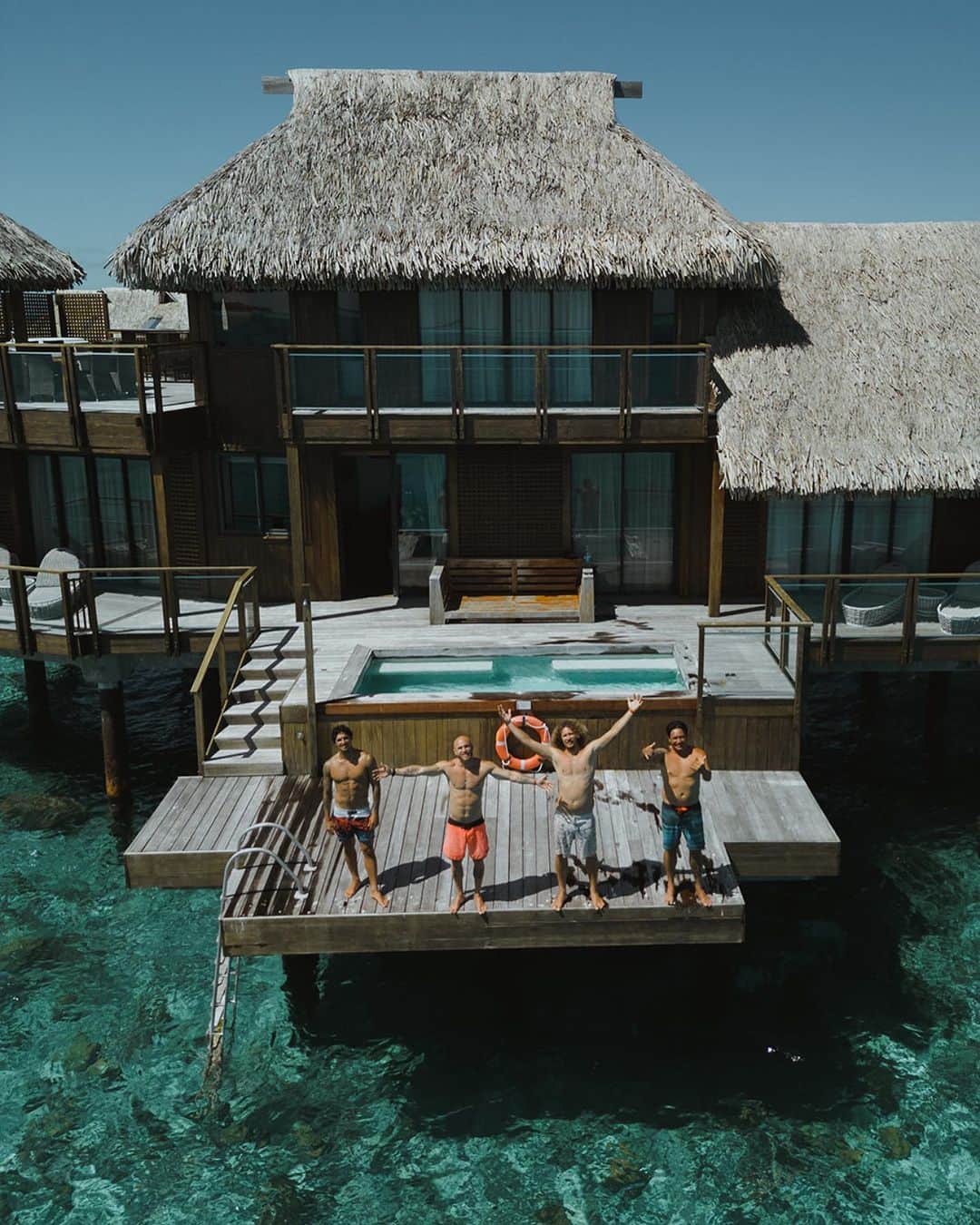 ガブリエル・メディーナのインスタグラム：「Thanks @conradboraboranui  what a place.   Especial days in paradise 💙✌️ photos: @sadry78」