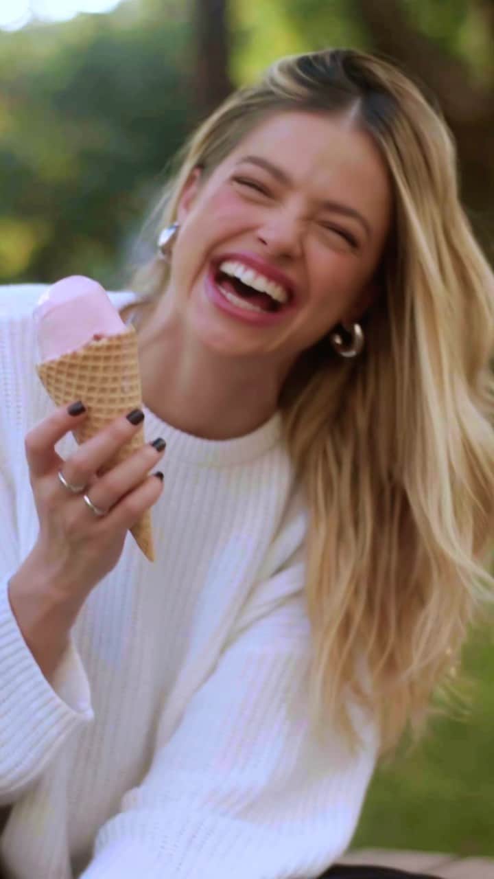アガサ・モレイラのインスタグラム：「Finalmente encontrei uma opção segura para manter os meus dentes brancos e sem manchas. Assim me sinto mais à vontade para manter a minha personalidade de ‘riso frouxo’ hahahaha 😆  Agora @colgatebrasil Luminous White Glow me acompanha em todos os momentos do meu dia. #lwglow #ohmyglow #publi」