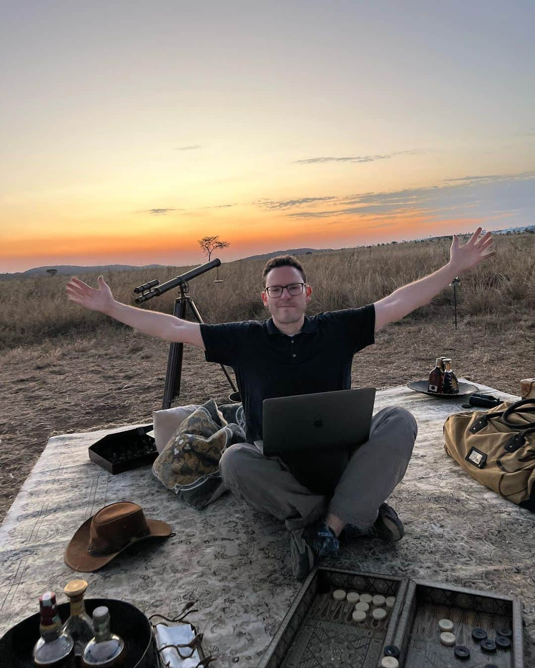 ティモシー・サイクスさんのインスタグラム写真 - (ティモシー・サイクスInstagram)「The sun is setting on my time here in the #serengeti and its been such a magical trip I can’t recommend it enough! One last trading picnic setup by the incomparable @onenaturehotels as I’m a sucker for #officewithaview like this as one of the things I love most about #stocktrading is that you can do it from anywhere and it’s actually good to #exploremore and not be in a normal office/cubicle or else I start over-trading (I actually trade better traveling!) so you tell me, do you want an #officeview like this?! #laptoplifestyle #workfromanywhere #digitalnomad #ilovemyjob」8月25日 3時57分 - timothysykes