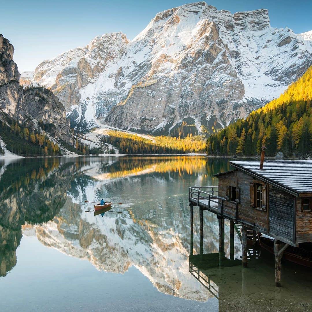 クリス・バーカードのインスタグラム：「Spend enough time in the natural world and you’ll find as you slow down & the busyness of life fades, details & depth start to emerge in small ways, colors of granite, patterns of tree bark, maybe the whisper of wind sweeping through valleys.  When diving into Italian culture, you can find these parallels between the landscape & the lifestyle… better flavor in simple foods served fresh from local farms if you take the time to notice it. An experience I was lucky enough to have in 2015 on a shoot while visiting the shores of Lago Di Braies on a particularly still morning.」