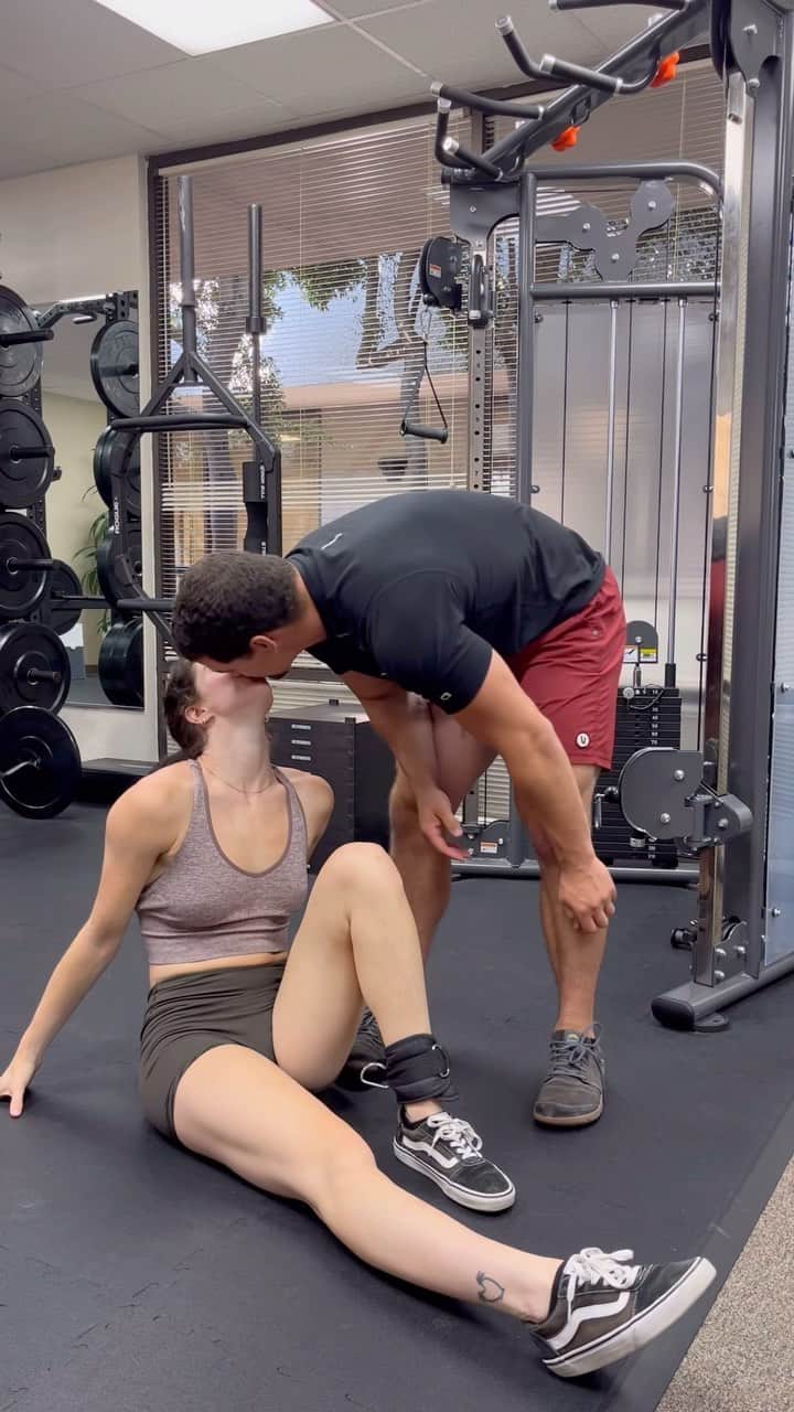 Elliana Shayna Pogrebinskyのインスタグラム：「The personal trainer they tell you not to worry about vs. you’re actually dating the personal trainer 😘」
