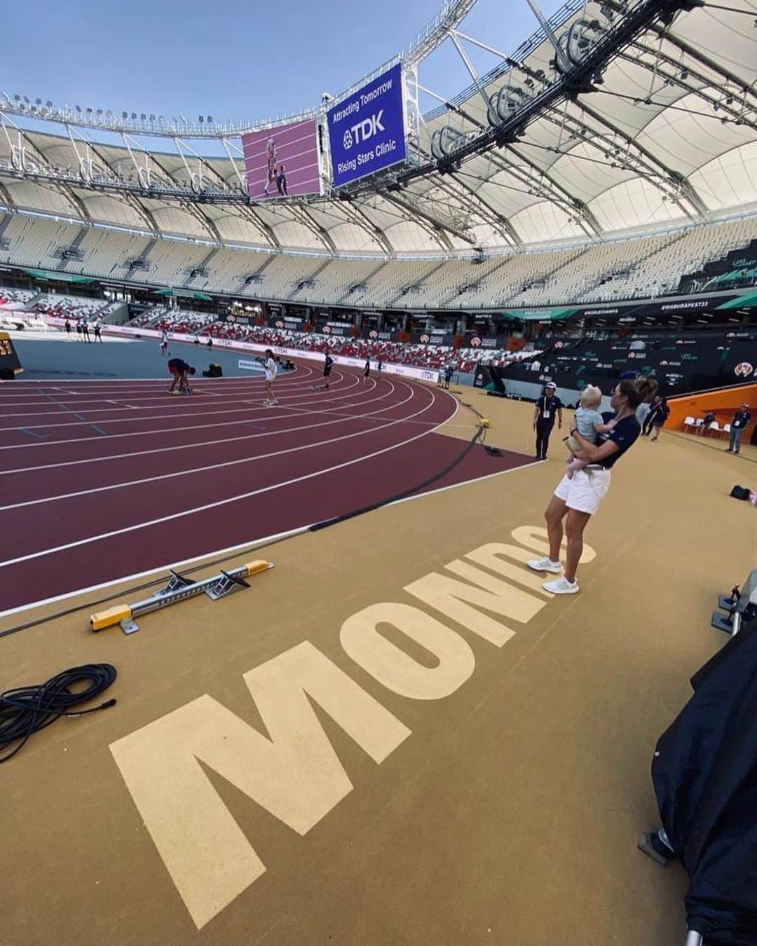 ブランカ・ブラシッチさんのインスタグラム写真 - (ブランカ・ブラシッチInstagram)「What a beautiful venue for @wabudapest23😍   #kidsclinic #tdk #athletics #stadium #worldchampionship #ambassador #family」8月25日 4時00分 - blankavlasic_official