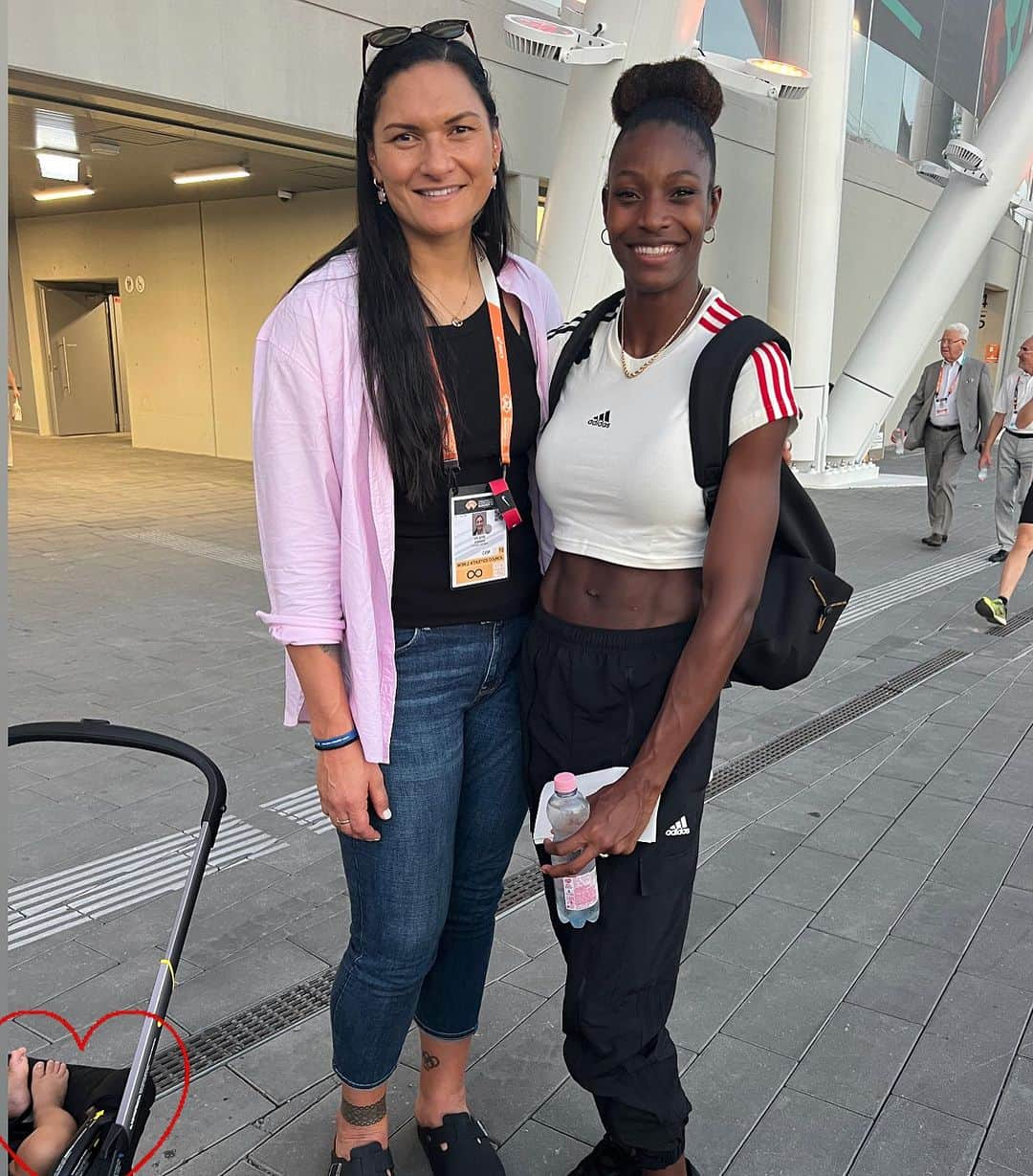 バレリー・アダムスのインスタグラム：「🫶From one mama to another 🫶  @hey_itsshaunae your amazing. Its wonderful to see you back on the track beautiful !🏃🏽‍♀️💨  #budapest  #worldchampionships #athletemums #motherhood #comeback #womenhood」