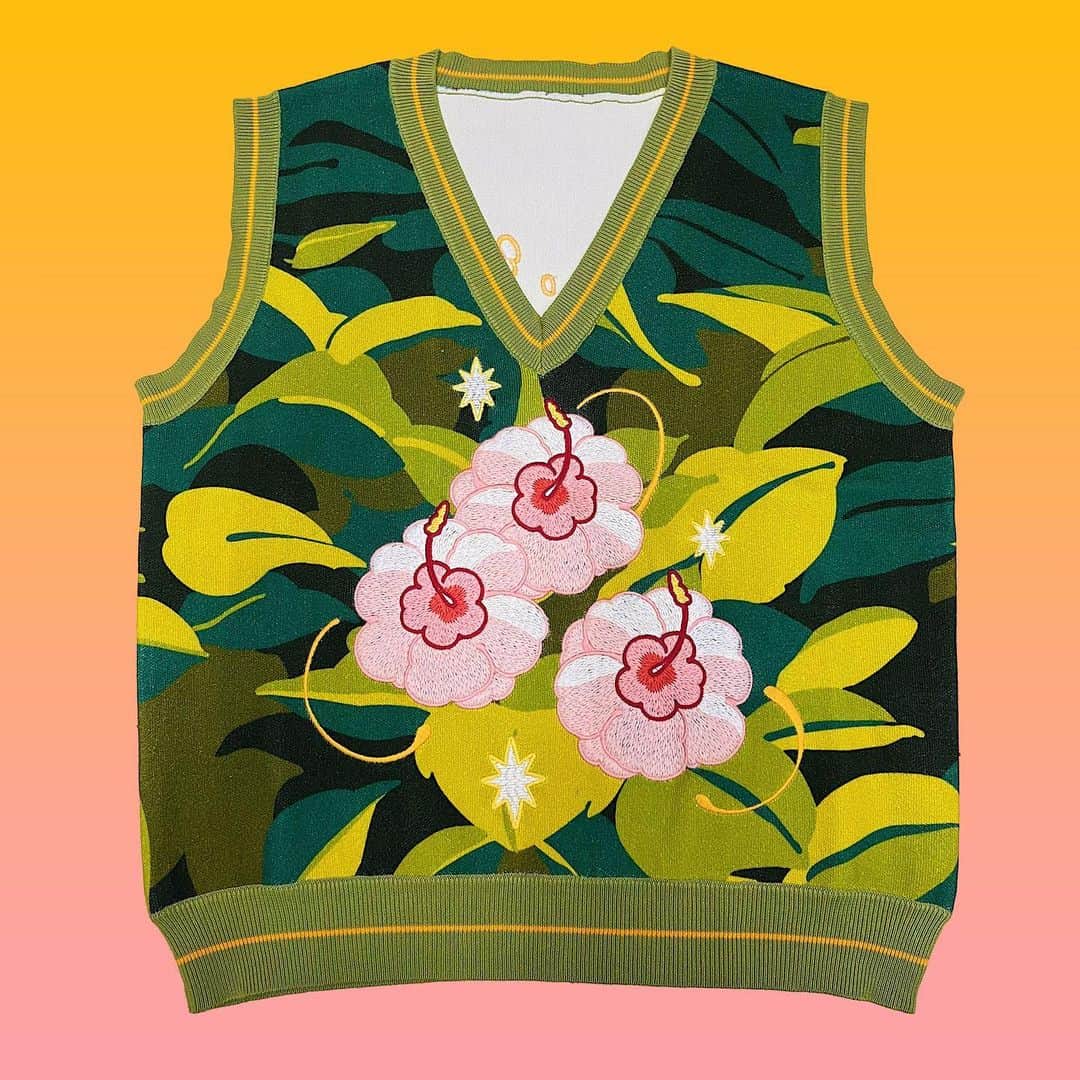meyocoさんのインスタグラム写真 - (meyocoInstagram)「Reminder that sweater vest preorder ends next week! Make sure to preorder yours 🤍✨🌙 Link in bio!」8月25日 4時17分 - meyoco