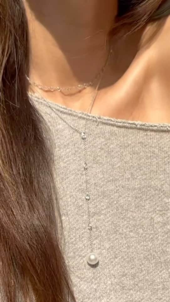 のインスタグラム：「Shine bright like a diamond in a rainy NYC Thursday ✨  Modern pearls and diamonds on www.mizukijewels.com  #mizuki #mizukijewels #mizukijewelry #seaofbeauty #prive #modern #pearl」