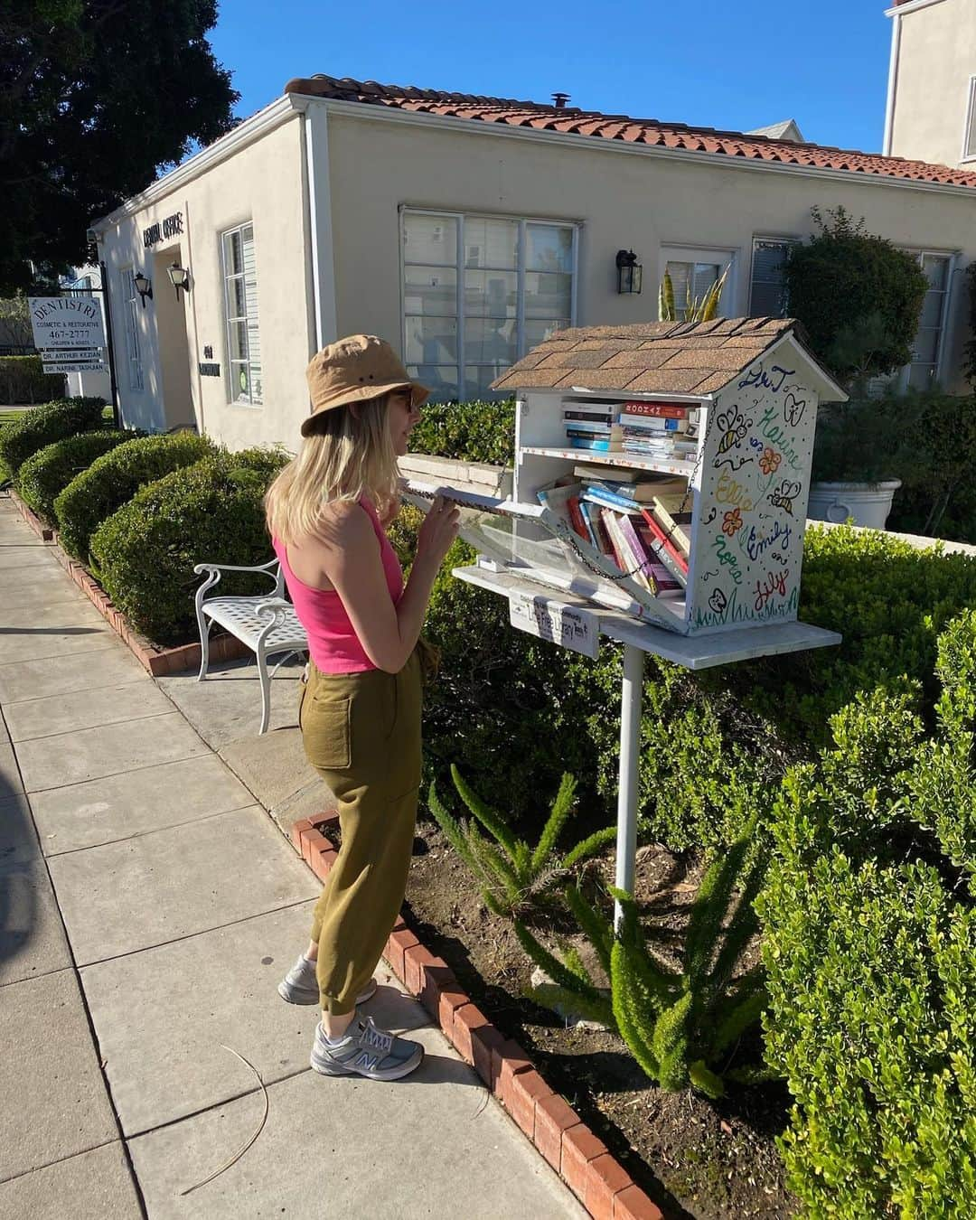 ジュディ・グリアのインスタグラム：「God bless little free libraries!」