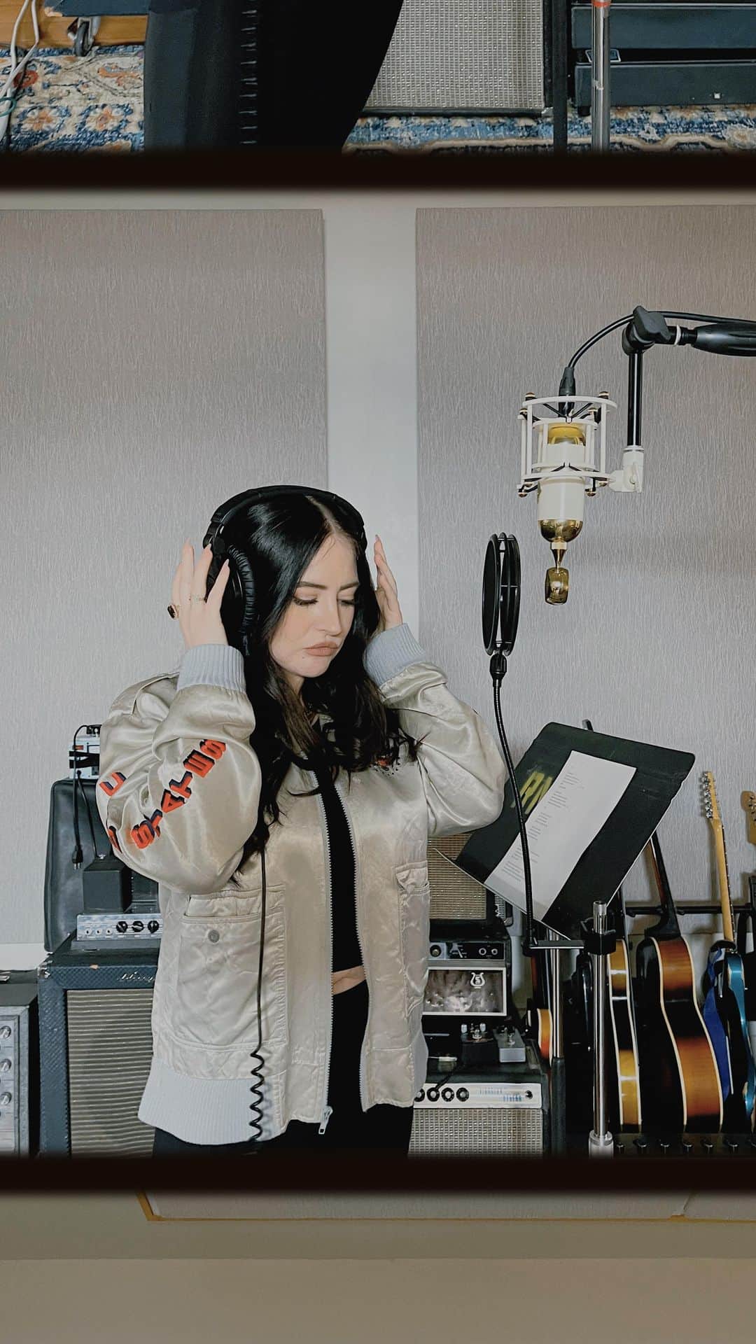 スターリー・シャイアン・スミスのインスタグラム：「It’s exactly as it was meant to be. All the devastation, doing all I could to quit music and hide my talents. Dragging myself out of the darkness that tried to keep me down. A stretch. A passionate, faith testing, wild, sometimes horrific, would not wish it on anyone, but would do it 100 times over again journey to become the person I am today.   Ready to share myself. Ready to shine. Ready for my spotlight 👀✨ My first single as a solo artist comes out September 1 !!!   P.S. screaming crying throwing up dancing smiling thriving freaking ouuuuuuut!!!!!」