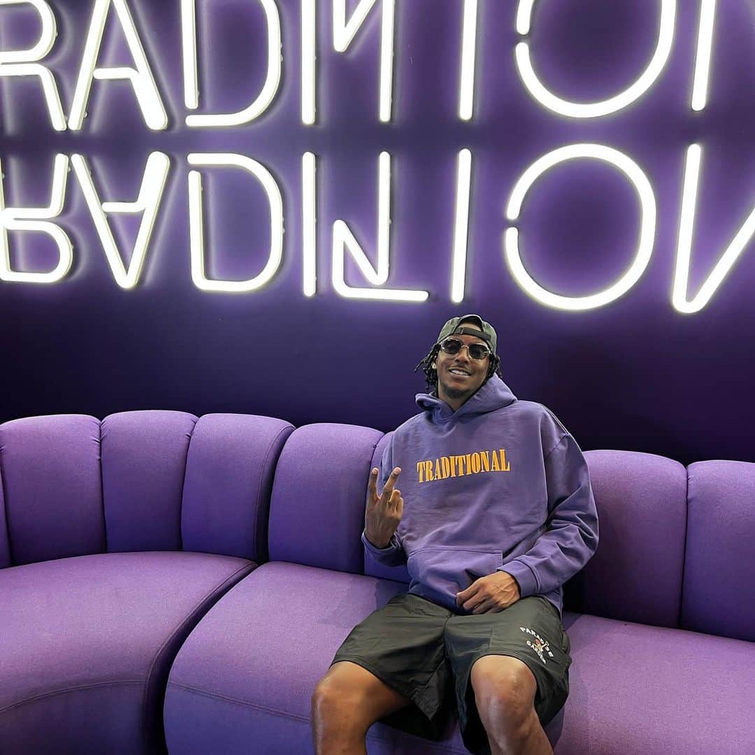 ルイス・ウィリアムスのインスタグラム：「Call me old school, but I’m a classic. Traditional if you will….#KobeDay #824」