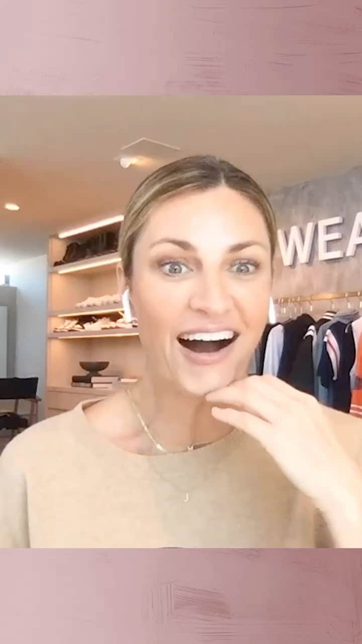 エリン・アンドリューズのインスタグラム：「It’s Game Week for your girls and we can’t #calmdown on this week’s @calmdownpodcast @charissajthompson」