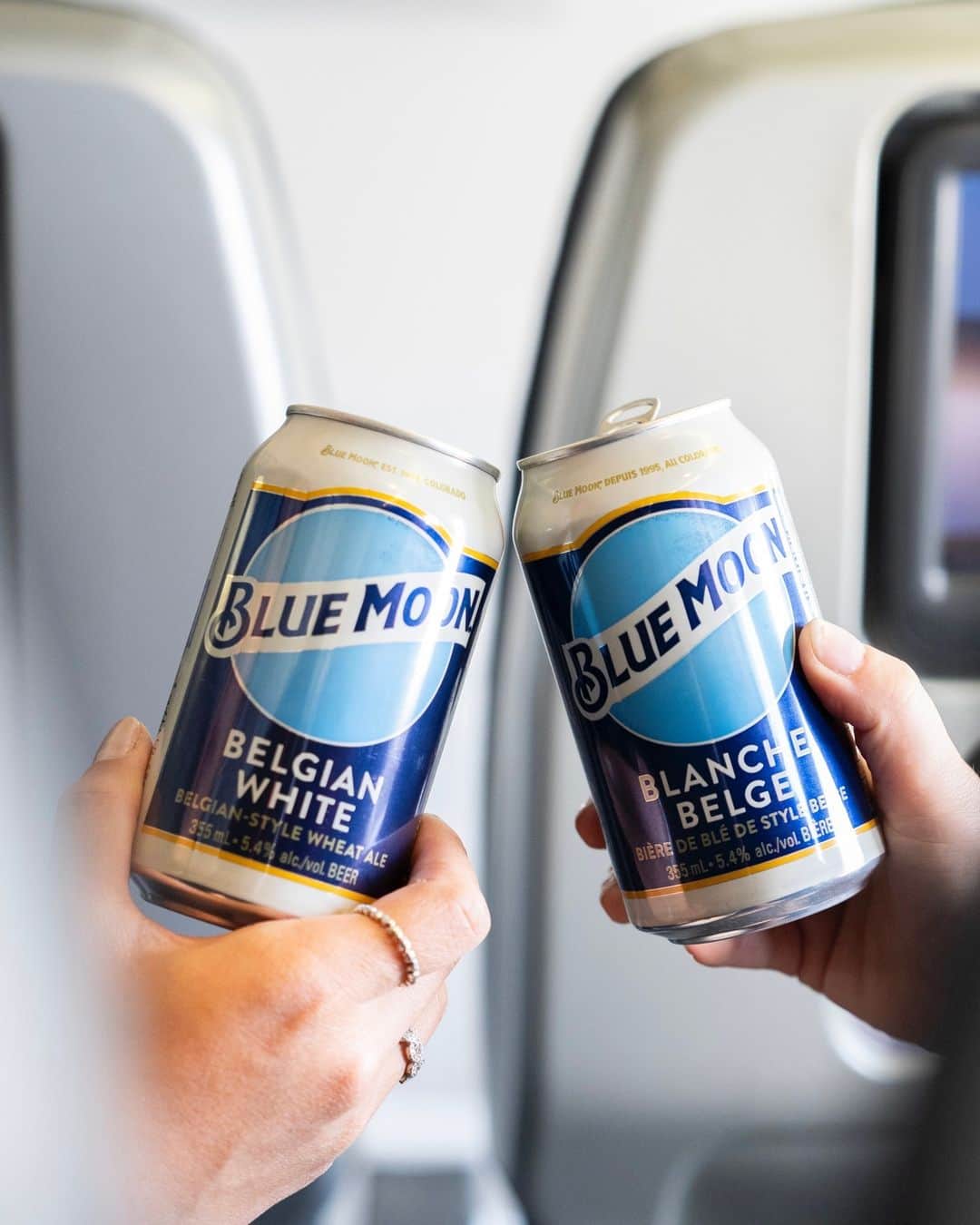 のインスタグラム：「Three cheers for craft beer!  You can now enjoy @bluemoon_canada on board your next flight with us. . . Trinquons à la bière artisanale!  Vous pourrez savourer la bière @bluemoon_canada à bord de votre prochain vol avec nous.」