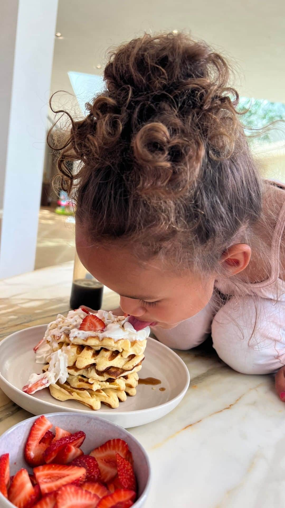 クリッシー・テイゲンのインスタグラム：「🧇 WAFFLE HACK for #NationalWaffleDay! 🧇 @chrissyteigen shows us how to whip up a golden delicious batch of waffles WITHOUT a waffle iron! All you need is our Buttermilk Mochi Pancake & Waffle Mix + our beautiful (and multipurpose) Lowkey Lavender Grill Pan.  Tap to get your hands on both and tell us in the comments, are you team waffle or team pancake!? 🧇🥞」