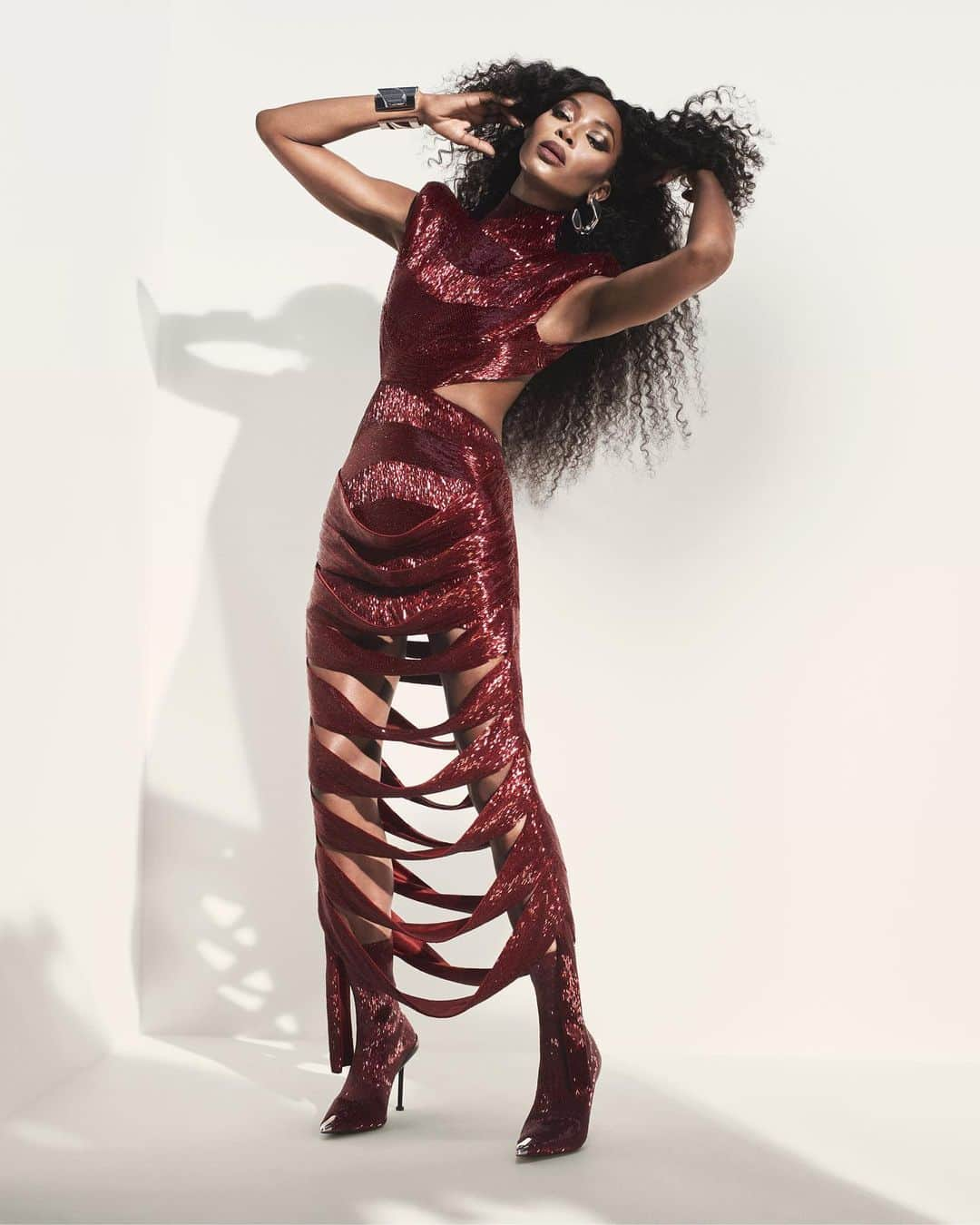 ナオミ・キャンベルのインスタグラム：「#NaomiCampbell photographed by @davidsimsofficial for the new Autumn/Winter 2023 campaign.  Naomi wears a deconstructed dress embroidered with red bugle beads on a red tulle base.  Discover the #McQueenAW23 campaign via the link in bio.」