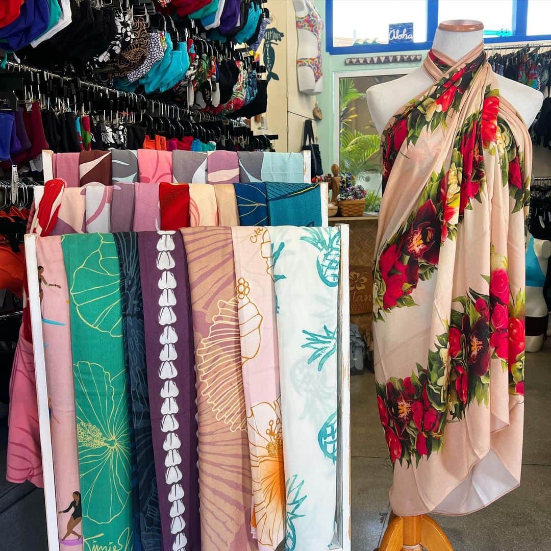 Pualani Hawaii Beachwearさんのインスタグラム写真 - (Pualani Hawaii BeachwearInstagram)「新しいプリントのパレオが入荷しました🌺  どちらも美しいデザイン、体に巻いたりお部屋の飾りに使ったりと、いろいろ楽しめるアイテムです。  新しく入荷した @tag_aloha のパレオは$42 (一枚目の写真には$20のアイテムも混ざっています)  ８月末まではサマーセール中15%オフで買えますよ〜🌺  ぜひいらしてください🫶🏼  #hawaii#oahu#bikini#hawaiilove#ハワイ#ハワイ旅行 #ハワイ生活 #ビーチ#ビキニ#モンサラット#ハワイ土産#ビキニ#水着#ビーチウェア#海#夏休み#ハワイライフ#ストール#パレオ#防寒対策#マフラー#ストールコーデ #ストールアレンジ」8月25日 5時30分 - pualani_monsarrat