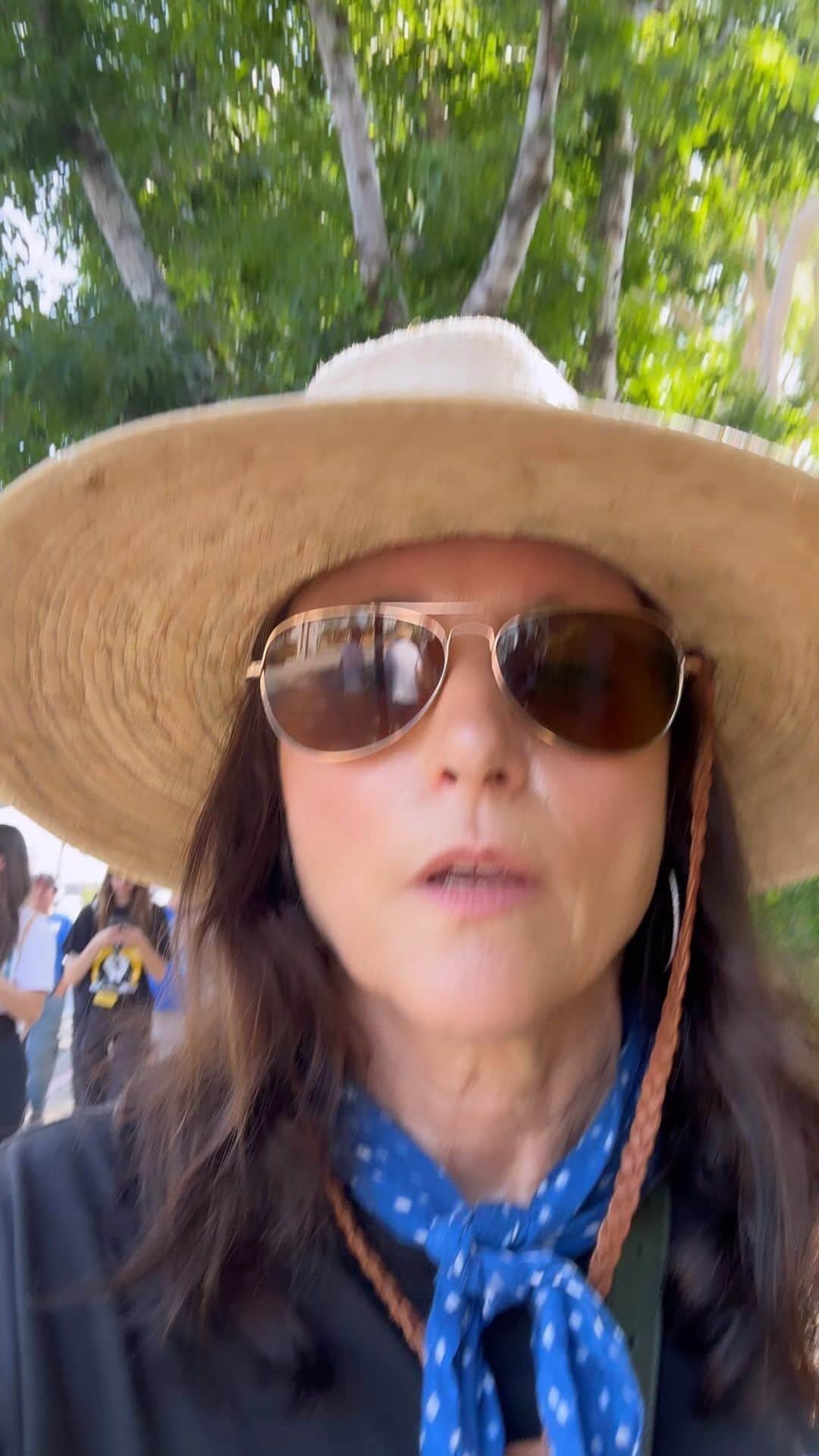 ジュリア・ルイス＝ドレイファスのインスタグラム：「#unionstrong @sagaftra @wgawest」