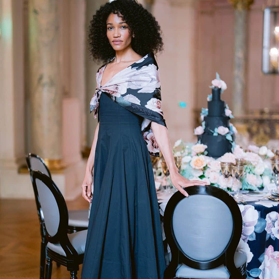 Ceci Johnsonさんのインスタグラム写真 - (Ceci JohnsonInstagram)「Providing you with all the options from the Peony Maha collection: invitations, day-of-accessories, charger plates and a silk fashion scarf to coordinate with it all. The details that style you and your event can be found by visiting  cecinewyork.com   #cecinewyork  #floralinvitation  #floralprinteverything  #weddinginspiration  #weddinginvitations  #weddingstationery  #eventbranding  #weddingdecor」8月25日 5時27分 - cecinewyork