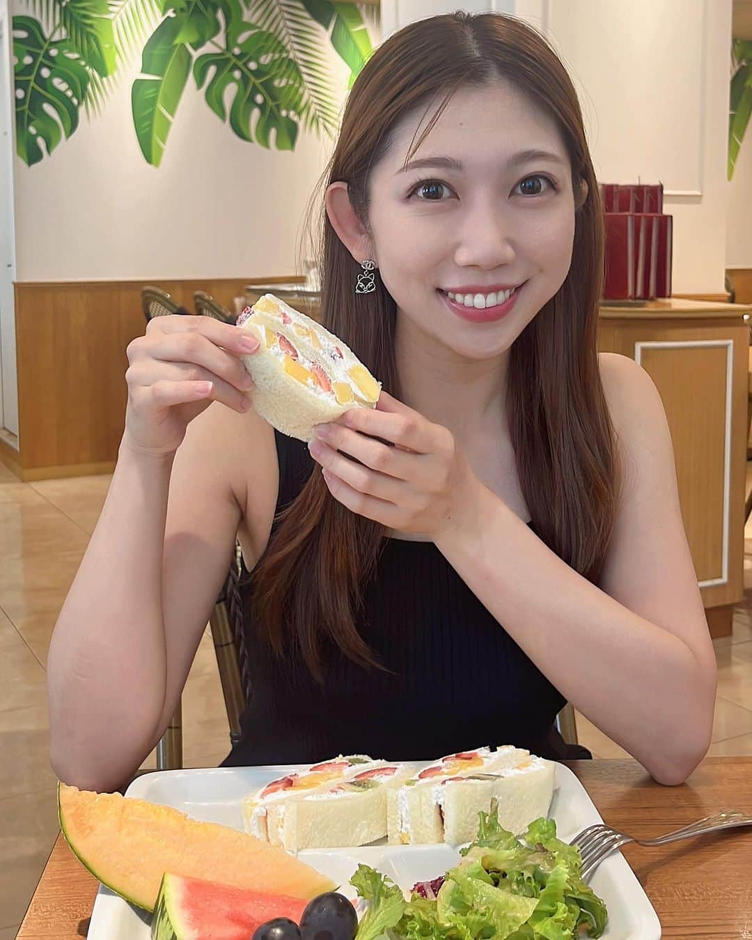黒田菜月さんのインスタグラム写真 - (黒田菜月Instagram)「今週もおつかれさまです🗼✨  #気象予報士 #アナウンサー #セントフォース #中継 #東京タワーをつまんでみた #クレーンにもつままれている #フルーツサンド #リーベル #朝活」8月25日 16時24分 - nyaaatsuki_krd