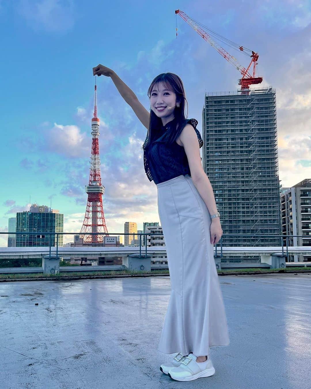 黒田菜月のインスタグラム：「今週もおつかれさまです🗼✨  #気象予報士 #アナウンサー #セントフォース #中継 #東京タワーをつまんでみた #クレーンにもつままれている #フルーツサンド #リーベル #朝活」