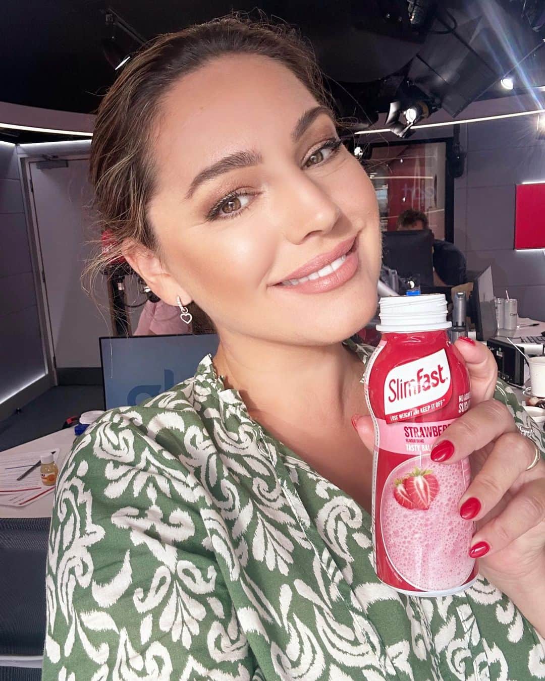 ケリー・ブルックのインスタグラム：「It’s been a Busy Week of Early Breakfast shows and House Renovations!! Thanks @slimfastuk for keeping me on track and giving me the energy I need to keep it all going 💪 #Ad」