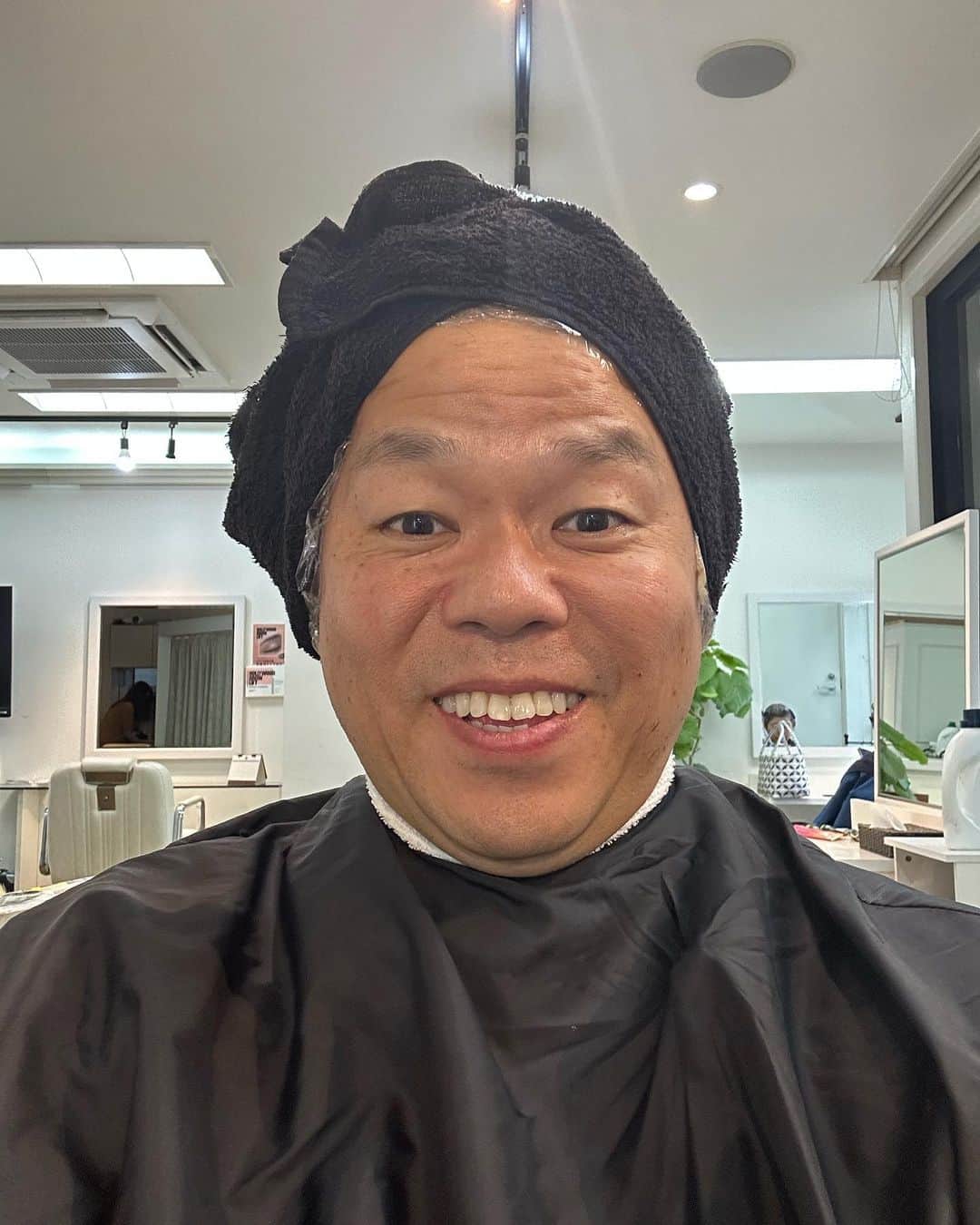 津田篤宏のインスタグラム：「うふふっ！白髪を染めてますのよ」