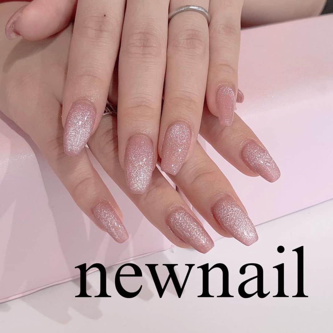 畠中清羅 のインスタグラム：「_  今回はマグネットネイル♡ ストーリーズの質問コーナーでも 今のnailのデザイン聞かれていたので こちらで💁‍♀️♡  マグネット可愛すぎてもう一生ついていきます気満々です！  @d_nail_yamaguchi  いつもありがとうございます☺️🩷  そういえば人差し指にホクロできててびっくりした🫠  #山口市ネイル　#ネイル #newnail」
