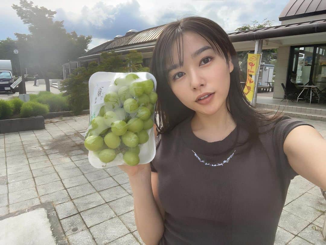 桜井日奈子のインスタグラム：「岡山のシャインマスカットは今年一房食べて、  でも山梨のサービスエリアで一目惚れした🍇  ただでさえ実がぱぁぁんとしてるのに、ラップで包装されてぱぁぁああああああんってなってる。  岡山のマスカット、山梨のマスカット、両方とても、おいしいって話です😉  #シャインマスカット」
