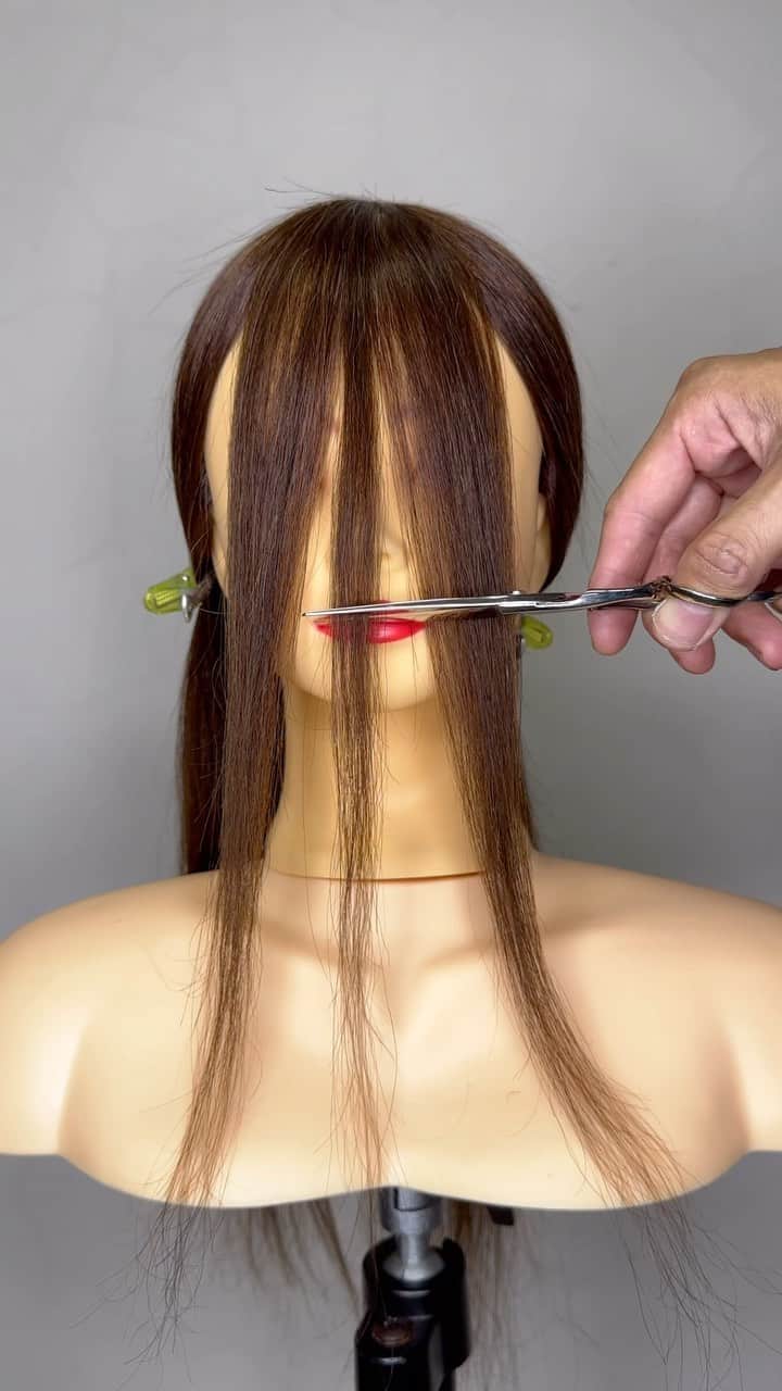 鶴谷和俊のインスタグラム：「前髪カット、もみあげカット💇‍♀️  #前髪カット #もみあげカット #おくれ毛 #おくれ毛カット #ヘアアレンジ #ヘアアイロン #カールアイロン #スクエアバー #ヘアカット #カット #髪型 #bob #hair  #hairstyle #hairstyles #hairstyleideas #hairstylest #hairstyleoftheday #hairstyle #hairstylevideo #hairstyletutorial #hairstyles_ideas.」