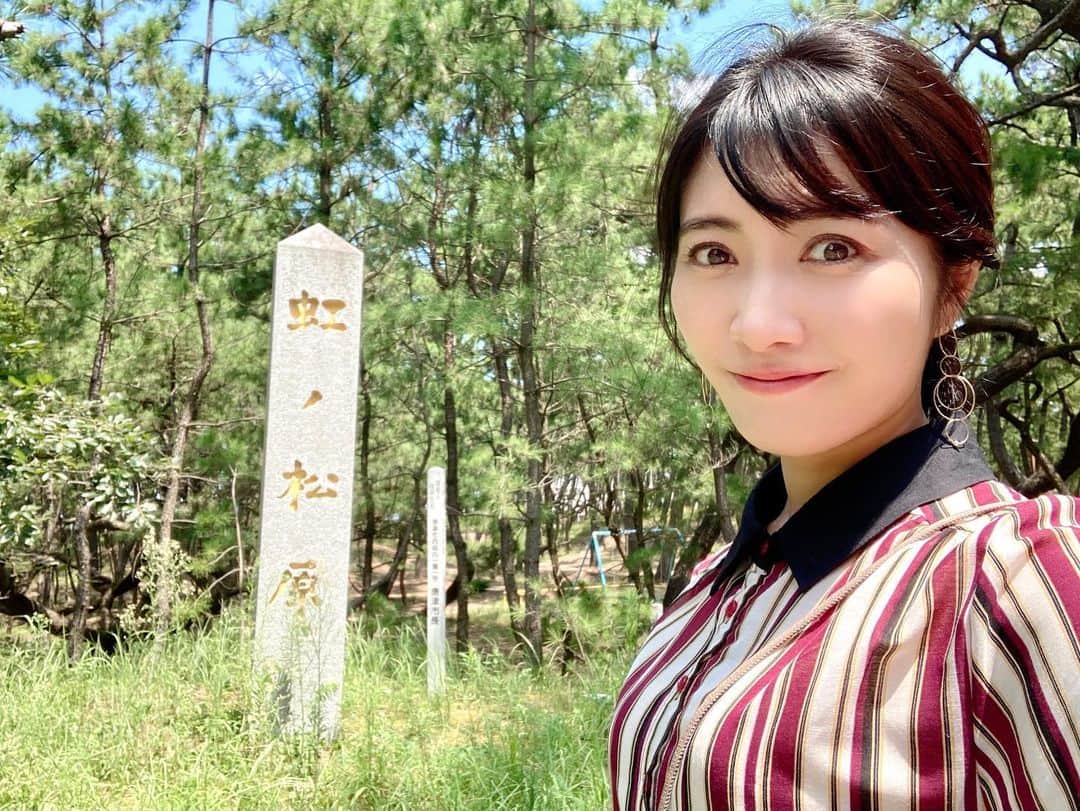 久保井朝美のインスタグラム：「🌲 虹の松原✨ 4年ぶりに訪れました☺️  NHK「ニュースウオッチ9」 夏休みの代役は今日まで🍉  明日の夜は NHK「サタデーウオッチ9」  8月ラストは夏休み👒 愛知県に帰省して のんびーーりします😇  #夏の思い出2023 #日本三大松原 #虹の松原 #唐津市 #karatsu #唐津城 #久保井朝美 #気象キャスター #気象予報士 #防災士」