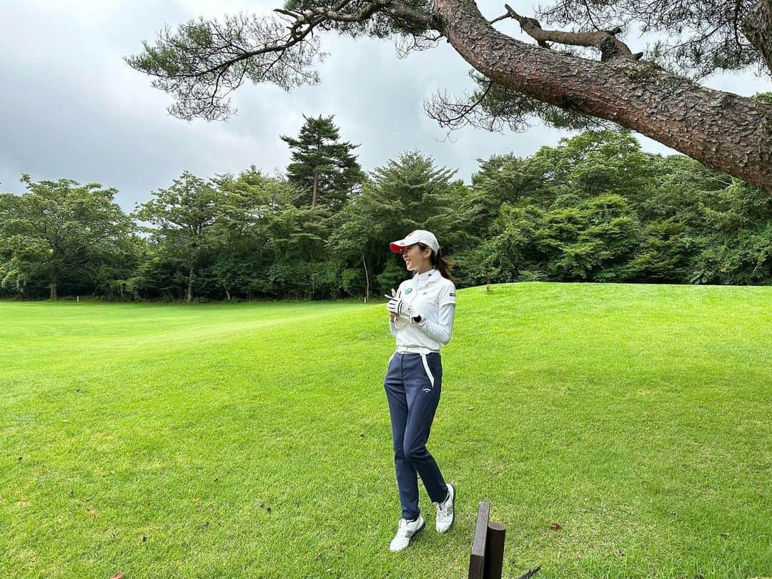 草間淑江のインスタグラム：「♡  今日は知人に誘われて朝早くからゴルフ⛳️へ。  スコアは105で10と9というのがあったのでがっくりでしたが  4枚目の打ち下ろし右ドックは今日一のドライバーショットでした💪  ※ 5枚目音が出ます。  曇りで涼しい山中湖のゴルフコースで絶景富士山🗻も見ることができ、気分よくまわれました！  #草間淑江#ゴルフ#50代ゴルフスタイル #ホワイトネイビーコーデ #スコアはだめ #でもでも#絶景富士山#🗻」