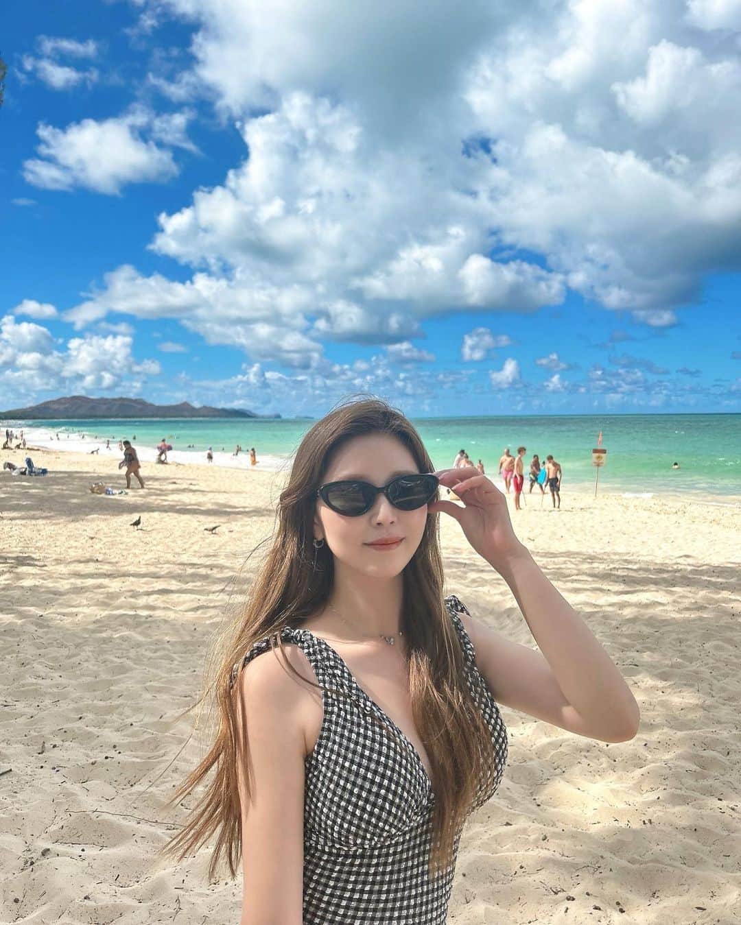 山本月のインスタグラム：「浮き輪とか持って行かずに ひたすら海でぷかぷかしてた〜🏖️  ここのビーチすごい綺麗だった💗 もうすでに行きたい！！  #wainamalobeach」