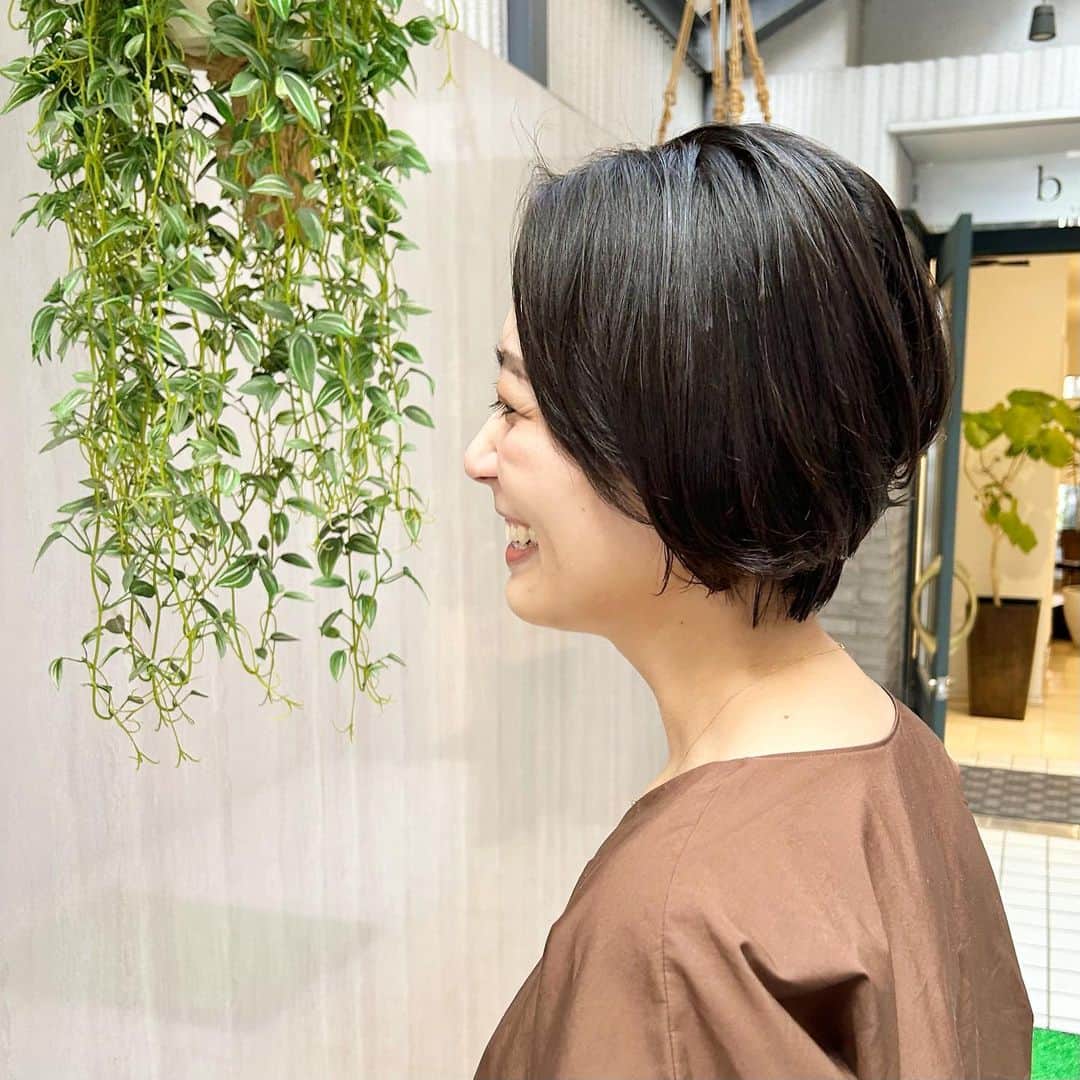 加藤沙知のインスタグラム：「今週は、世界陸上の放送のため、水曜日のcheck!はお休みでした🏃‍♂️  衣装＆ヘアセットです。 詳しくは番組アカウント(@check.mrt )に掲載しています🙇‍♀️  1枚目: 木曜日のヘアセットをしていただいている美容室にて  2枚目:8月21日(月) 3枚目:8月22日(火) 4枚目:8月24日(木)  5枚目:なかなか治らない傷😱 足が視界に入る度、はぁ😮‍💨ってなってます。 この夏、久々に浴衣を着たら… 浴衣の裾と下駄の鼻緒で擦れた時にできた傷が治りません。  ついつい瘡蓋を触っていたら、 『触ってはなりません！』と注意を受けました。  はい、我慢します。早く治す方法はありますでしょうか？  と、いう事で(?)(どうゆう事だ？笑) 来週もご覧いただけると、嬉しいです✨  来週の月曜＆火曜は、17時台のMCも担当します🎤  #MRT#チェック#check #衣装#コーディネート #オフィスコーデ#通勤コーデ #ヘアセット#ショートカット」