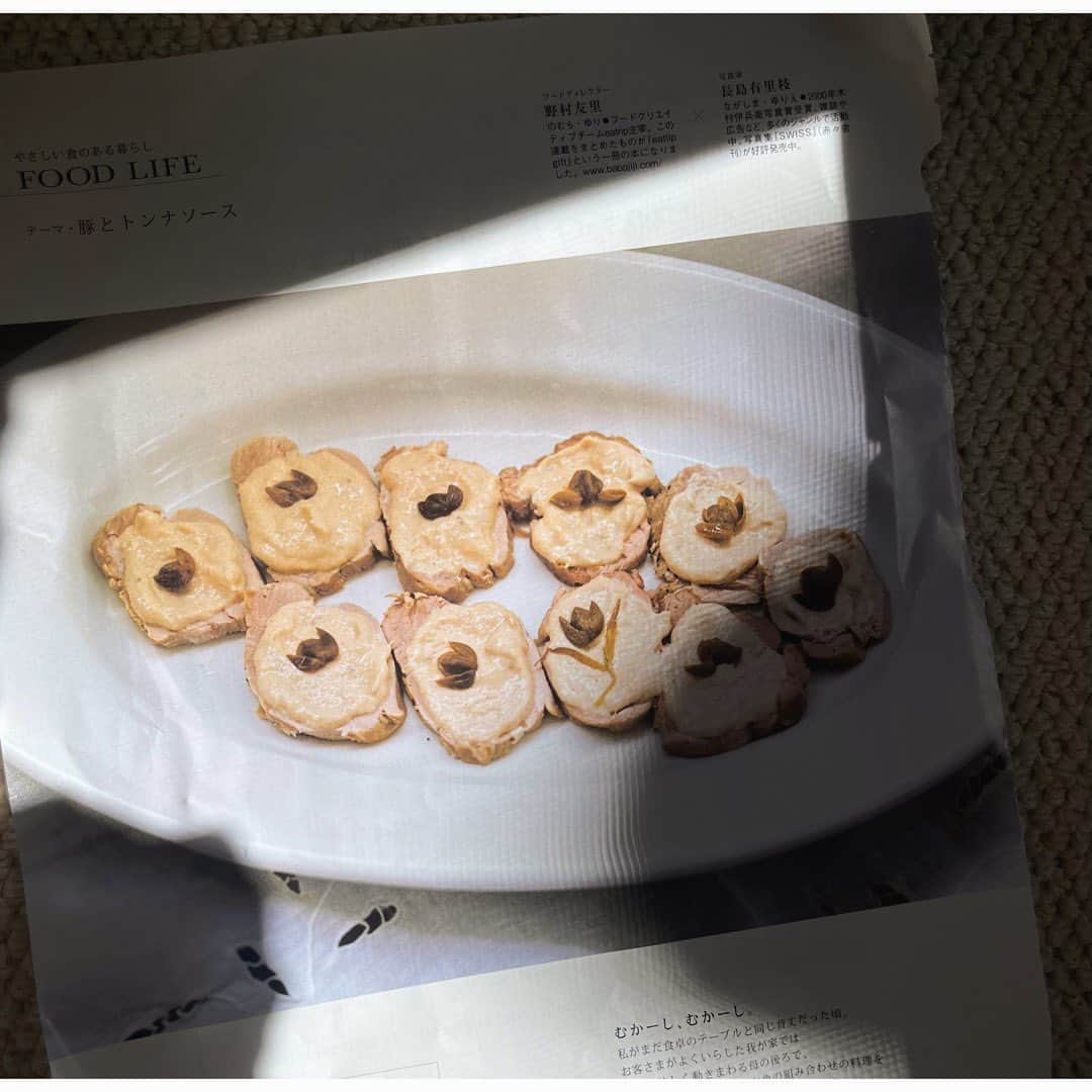 journaleatripのインスタグラム：「.  old archive  引っ越ししたものの なかなか書籍や過去の膨大な雑誌関連を整理しきれない私。 夜中の多少涼しくなる時分にゴソゴソと 少しづつ整理しようとするも蘇る過去に いちいちトキメイたりして一向に減らない。。  これは10年以上続けさせて頂いていた 雑誌HANAKOの連載で 写真は @yurienagashima  文書はまだ自分で書いてた頃で 書籍に漏れてしまったレシピ。  "豚とトンナソース"  むかーし、むかーし  私がまだ食卓のテーブルと 同じ背丈だった頃........ ...」