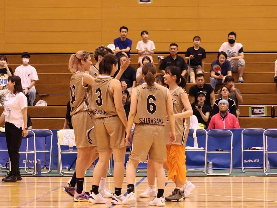 関根ささらさんのインスタグラム写真 - (関根ささらInstagram)「#埼玉BBドリームカップ ⛹️🏀 (動画あります🎥)  #Wリーグ 埼玉選抜チームの皆さんと、ドリームマッチ(vs 埼玉成年女子)の皆さんと🔥🩷  アンバサダーの澤田知可子さんと一緒に、ドリームマッチのTipoff セレモニーを担当させていただいたあと、Wリーグ埼玉選抜のベンチに座っていたら(そもそもこれがすごすぎること。同じベンチに入れるなんて幸せすぎる、、！)、HCから「出よっか！」と言われ、後半のスタートから3分間ほどコートに立たせていただきました🥹🔥  まさか試合に出ると思ってなかったから、伸縮性のないスカートだし、#jordan6 の #スニーカー でした、、、🥲🥲そして皆さんのお力添えのおかげで後半最初のゴール👏👏決まってよかった、、、、🥹🥹❤️‍🔥 . . . . 皆さんほんっとに優しくてかっこよくて、大好きになってしまった、、！有難うございました🥹🥹❤️‍🔥 . . . . TIPOFFセレモニーと、試合中の動画や写真も載せておきます♡  ※お写真、動画共にファンの方が送ってくださったもの、選手から共有していただいたものを掲載しています。 . . . . #basketball #バスケ女子 #バスケ好き #バスケ好きな人と繋がりたい #バスケ好きと繋がりたい #バスケ動画 #wleague #渡邉美穂 #澤田知可子 #行こうよWリーグ」8月25日 15時02分 - sasarasekine