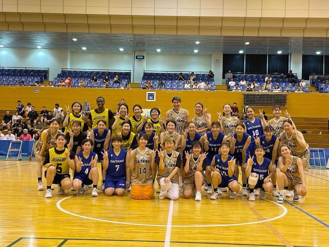 関根ささらさんのインスタグラム写真 - (関根ささらInstagram)「#埼玉BBドリームカップ ⛹️🏀 (動画あります🎥)  #Wリーグ 埼玉選抜チームの皆さんと、ドリームマッチ(vs 埼玉成年女子)の皆さんと🔥🩷  アンバサダーの澤田知可子さんと一緒に、ドリームマッチのTipoff セレモニーを担当させていただいたあと、Wリーグ埼玉選抜のベンチに座っていたら(そもそもこれがすごすぎること。同じベンチに入れるなんて幸せすぎる、、！)、HCから「出よっか！」と言われ、後半のスタートから3分間ほどコートに立たせていただきました🥹🔥  まさか試合に出ると思ってなかったから、伸縮性のないスカートだし、#jordan6 の #スニーカー でした、、、🥲🥲そして皆さんのお力添えのおかげで後半最初のゴール👏👏決まってよかった、、、、🥹🥹❤️‍🔥 . . . . 皆さんほんっとに優しくてかっこよくて、大好きになってしまった、、！有難うございました🥹🥹❤️‍🔥 . . . . TIPOFFセレモニーと、試合中の動画や写真も載せておきます♡  ※お写真、動画共にファンの方が送ってくださったもの、選手から共有していただいたものを掲載しています。 . . . . #basketball #バスケ女子 #バスケ好き #バスケ好きな人と繋がりたい #バスケ好きと繋がりたい #バスケ動画 #wleague #渡邉美穂 #澤田知可子 #行こうよWリーグ」8月25日 15時02分 - sasarasekine